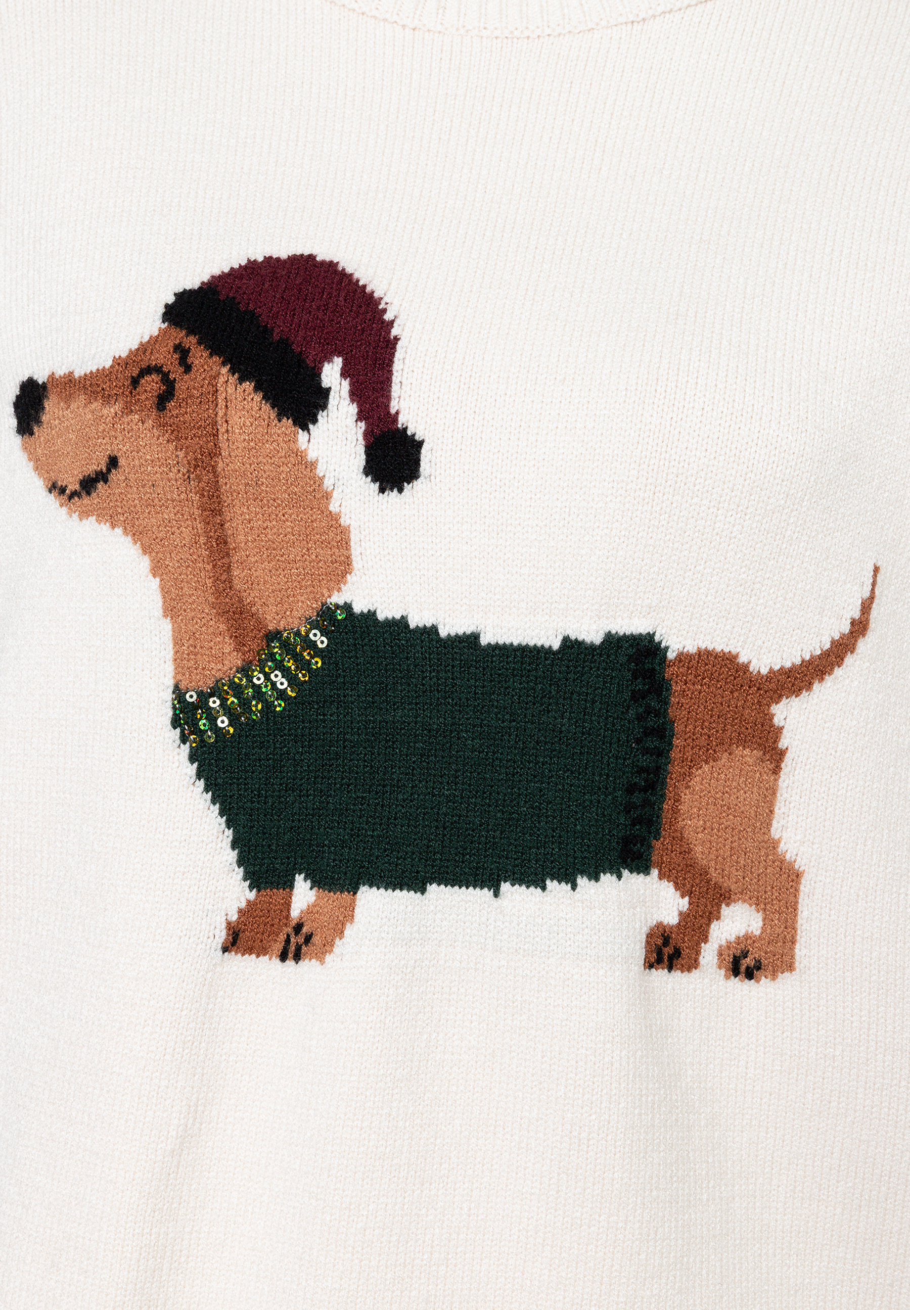 MORE & MORE Pullover: Beiger Strickpullover mit einem braunen Dackel, der einen grünen Pullover & rote Mütze trägt.