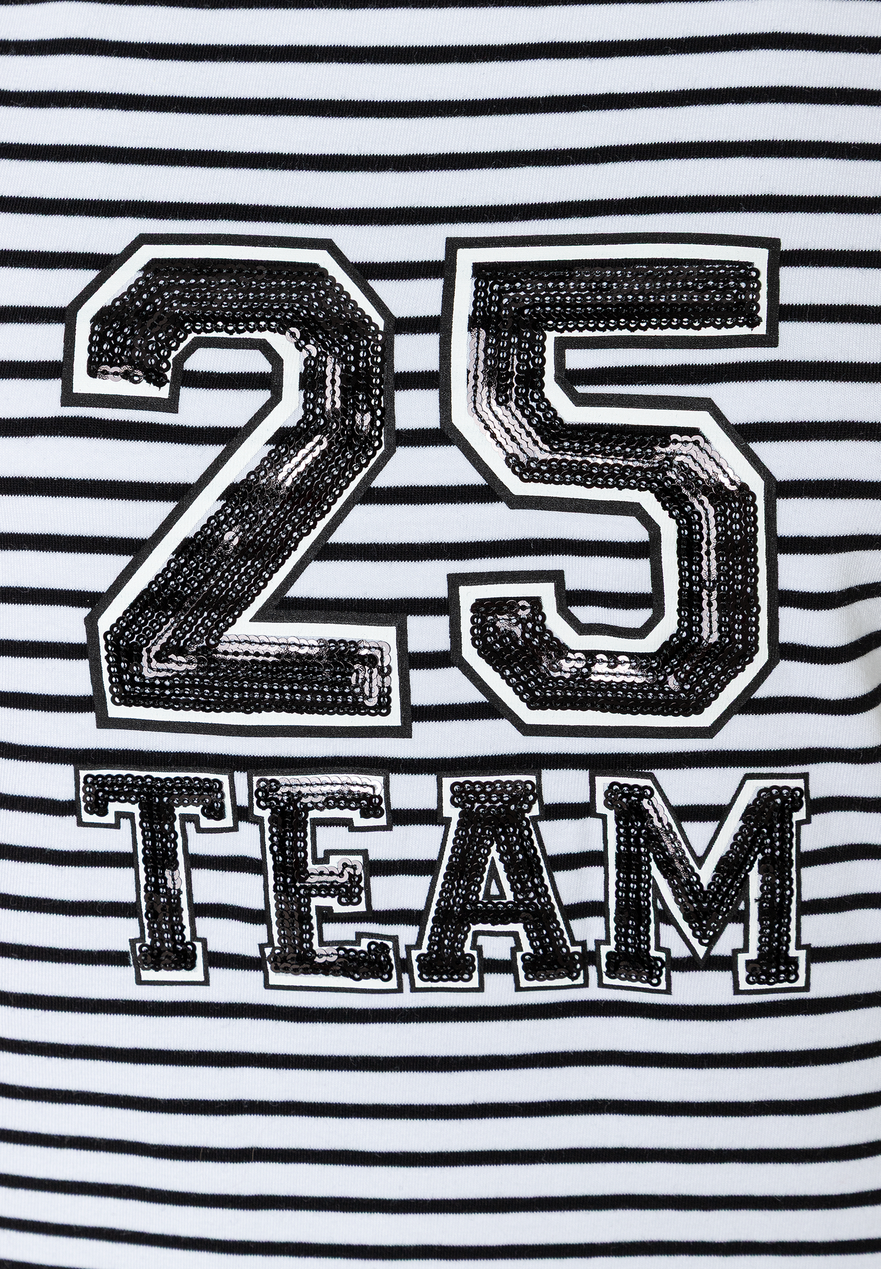 Ein MORE & MORE Oberteil mit Streifen und dem Aufdruck "25 TEAM" in Pailletten. Ein MORE & MORE Oberteil mit Streifen und dem Aufdruck "25 TEAM" in Pailletten.