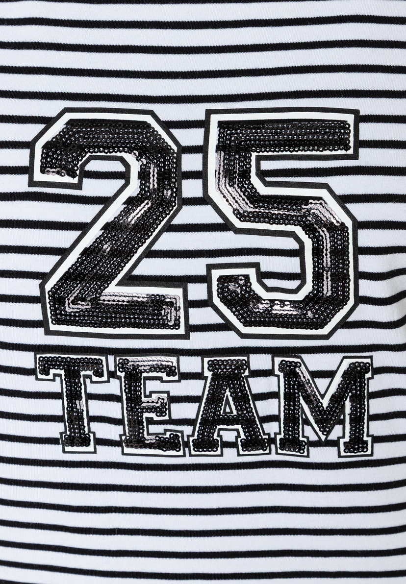 Ein MORE & MORE Oberteil mit Streifen und dem Aufdruck "25 TEAM" in Pailletten. Ein MORE & MORE Oberteil mit Streifen und dem Aufdruck "25 TEAM" in Pailletten.
