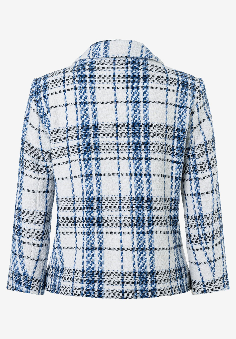 Ein Bouclé-Blazer von MORE & MORE mit blau-weißem Karomuster. Ein Bouclé-Blazer von MORE & MORE mit blau-weißem Karomuster.