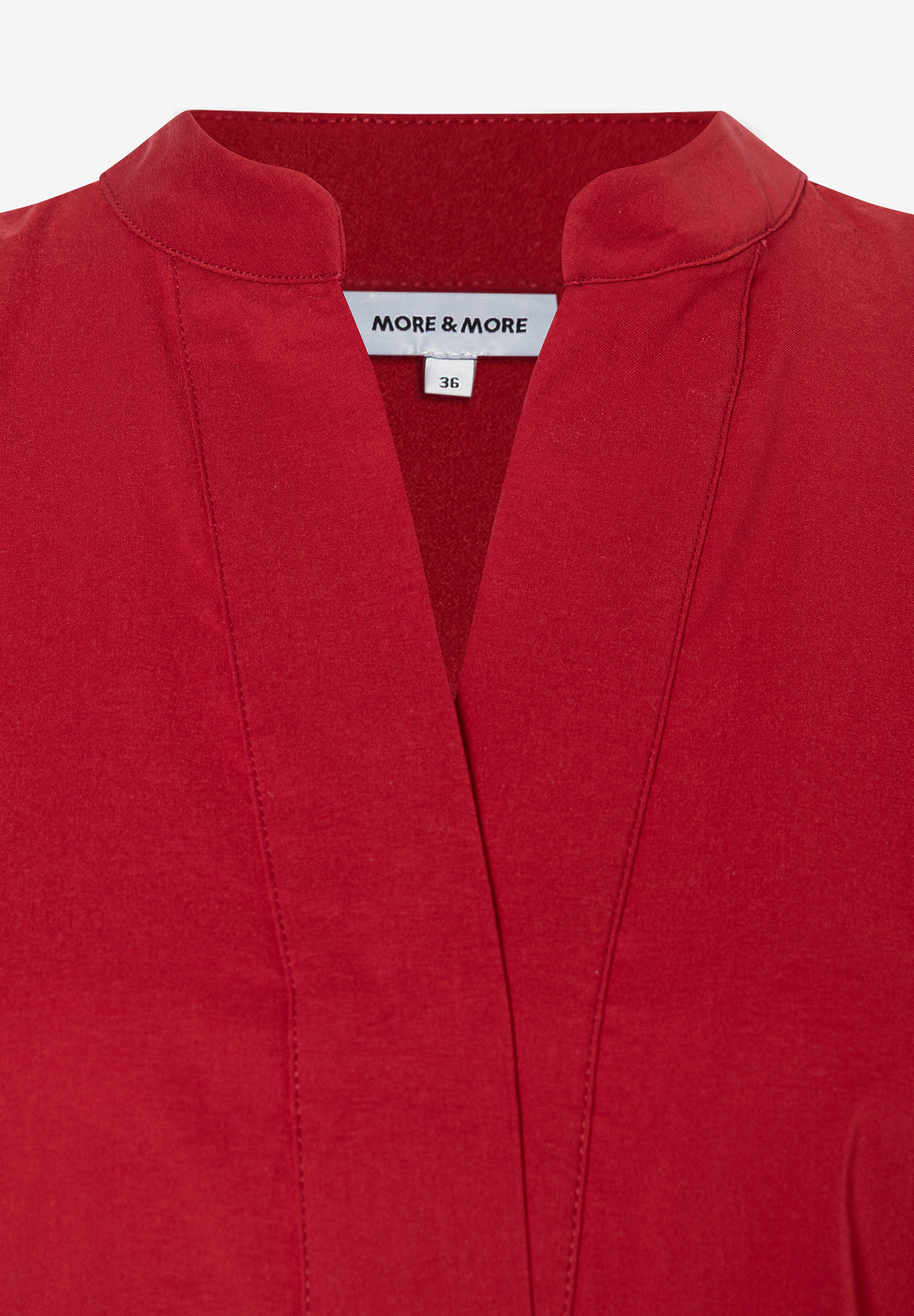 MORE & MORE Bluse Gr. 36 in Rot. Detailansicht des Kragens und des tiefen V-Ausschnitts. MORE & MORE Bluse Gr. 36 in Rot. Detailansicht des Kragens und des tiefen V-Ausschnitts.