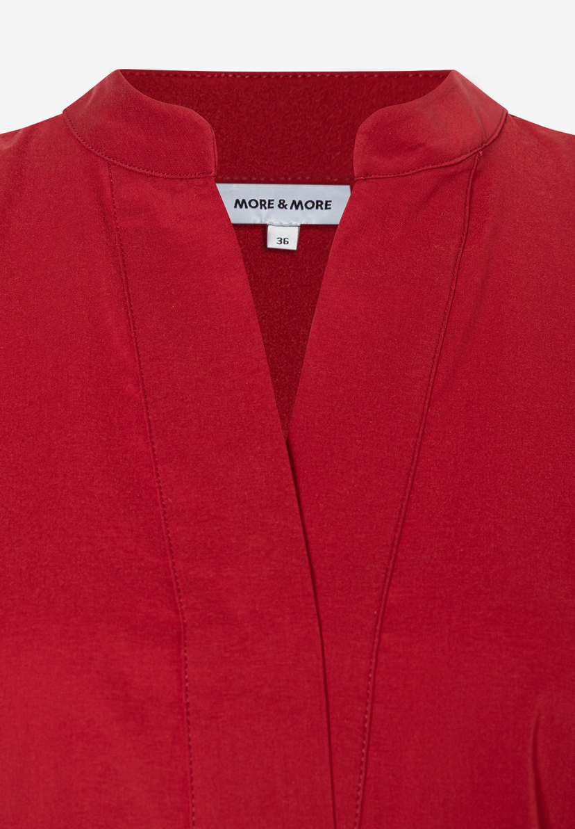 MORE & MORE Bluse Gr. 36 in Rot. Detailansicht des Kragens und des tiefen V-Ausschnitts. MORE & MORE Bluse Gr. 36 in Rot. Detailansicht des Kragens und des tiefen V-Ausschnitts.