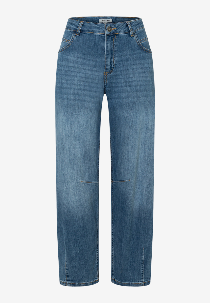 Eine blaue Jeanshose von MORE & MORE mit geradem Bein und Denim-Material. Eine blaue Jeanshose von MORE & MORE mit geradem Bein und Denim-Material.
