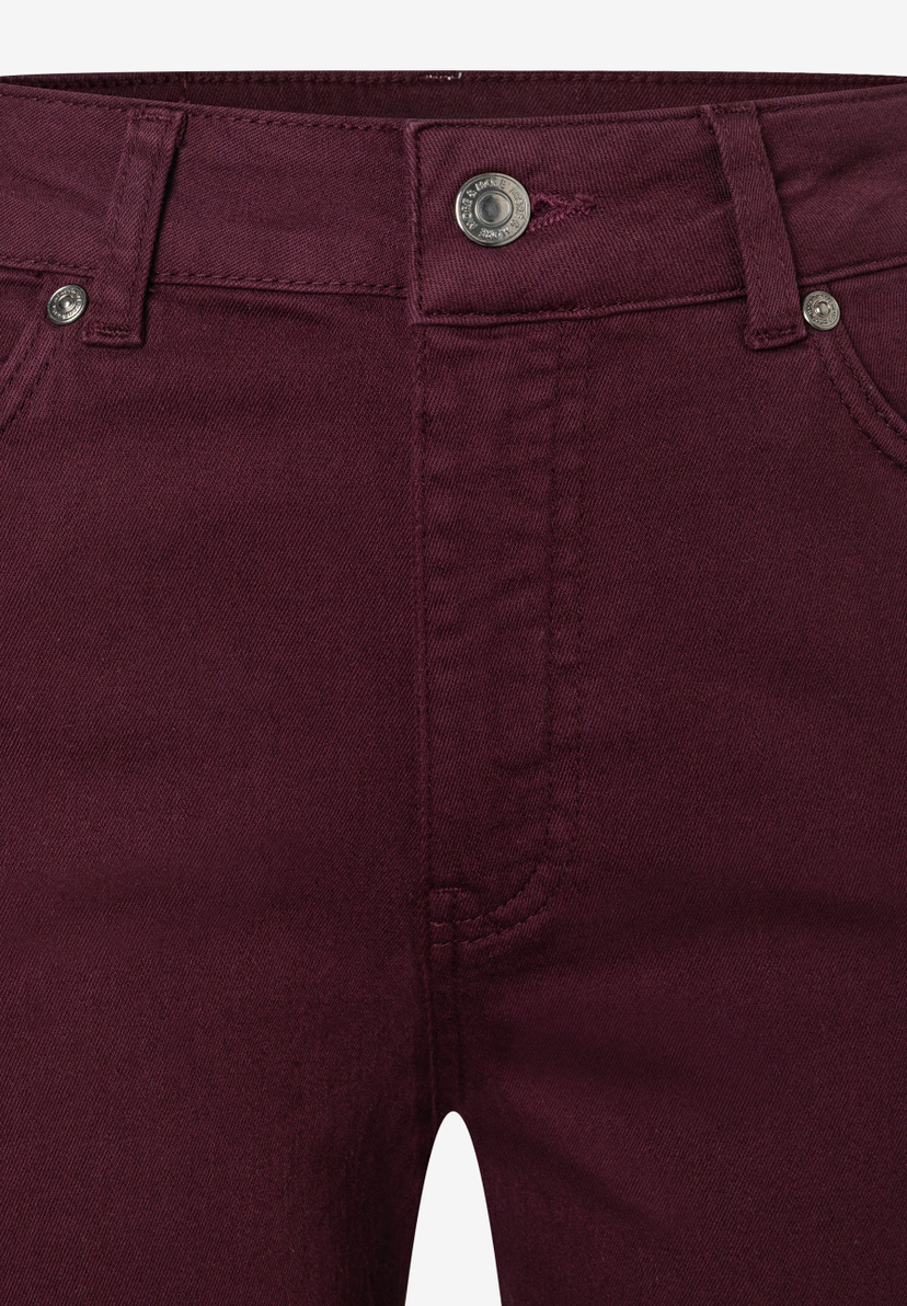 MORE & MORE Damen-Jeans in Dunkelrot mit Knopfverschluss und Details an den Taschen. MORE & MORE Damen-Jeans in Dunkelrot mit Knopfverschluss und Details an den Taschen.