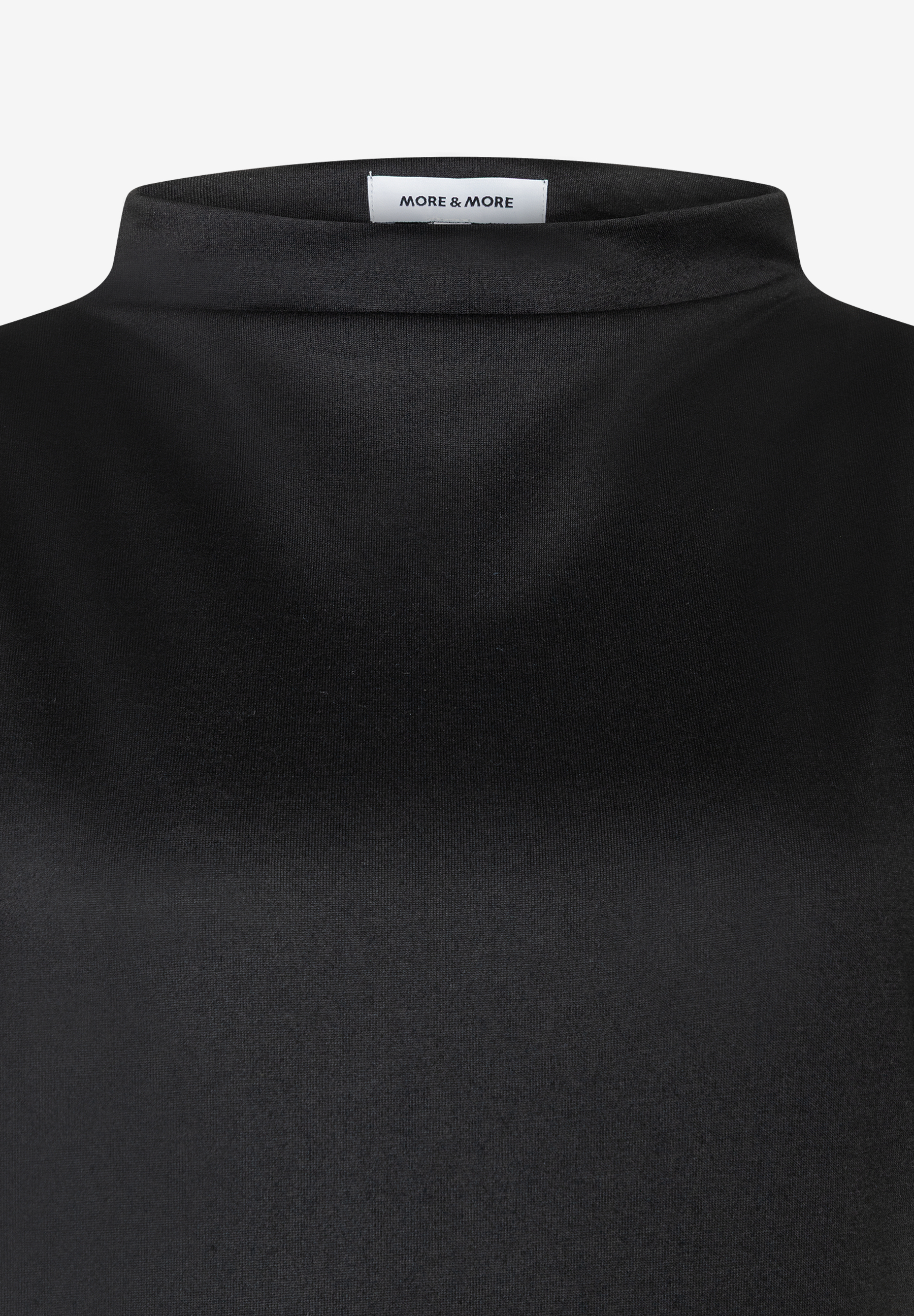 Nahaufnahme eines schwarzen MORE & MORE Oberteils aus Jersey mit Stehkragen. Angenehmer Tragekomfort und elastisches Material. Nahaufnahme eines schwarzen MORE & MORE Oberteils aus Jersey mit Stehkragen. Angenehmer Tragekomfort und elastisches Material.