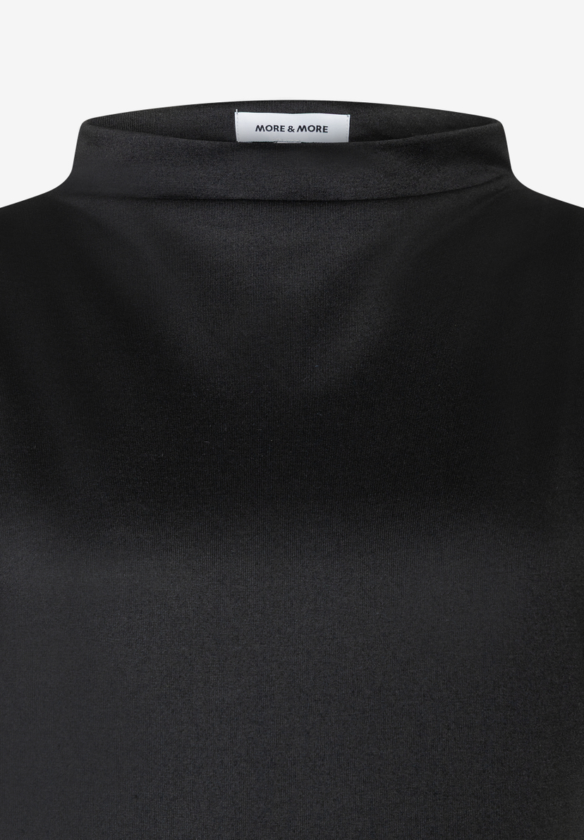 Nahaufnahme eines schwarzen MORE & MORE Oberteils aus Jersey mit Stehkragen. Angenehmer Tragekomfort und elastisches Material. Nahaufnahme eines schwarzen MORE & MORE Oberteils aus Jersey mit Stehkragen. Angenehmer Tragekomfort und elastisches Material.