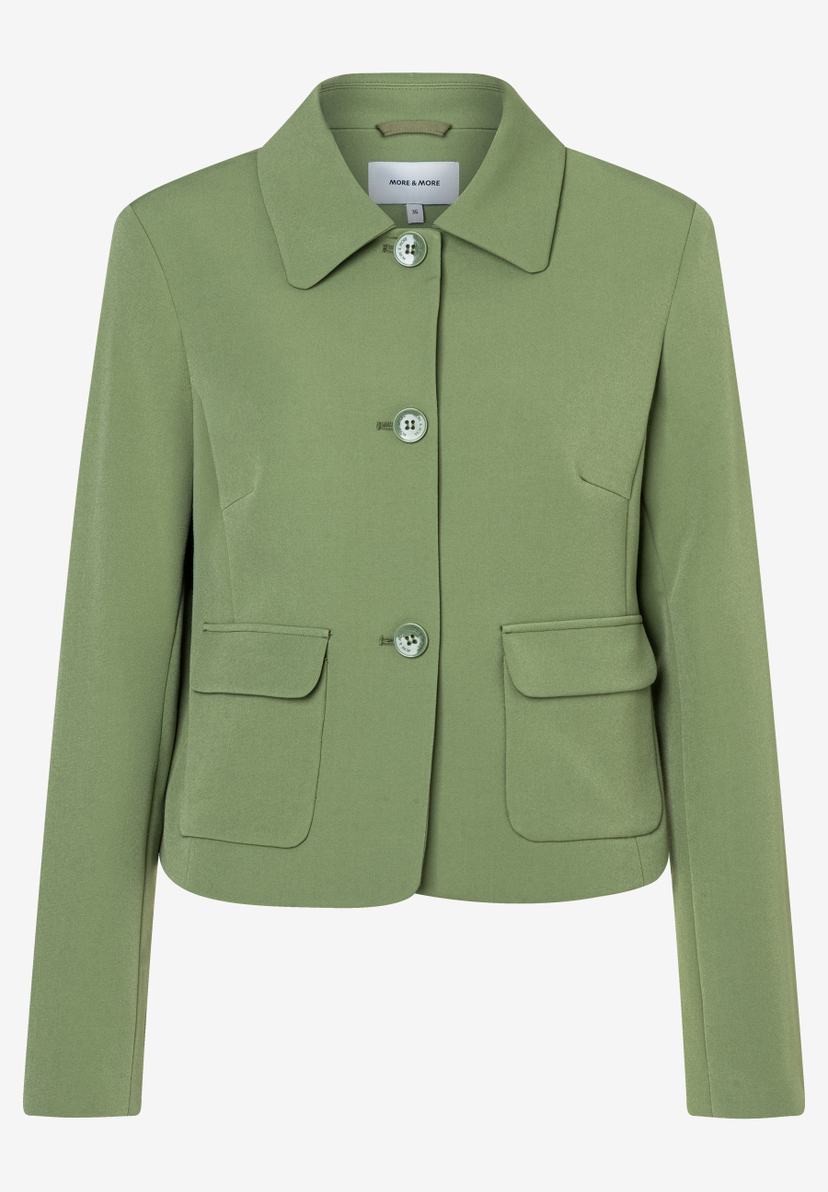 Ein olivgrüner Blazer von MORE & MORE mit drei Knöpfen und zwei aufgesetzten Taschen. Ein olivgrüner Blazer von MORE & MORE mit drei Knöpfen und zwei aufgesetzten Taschen.