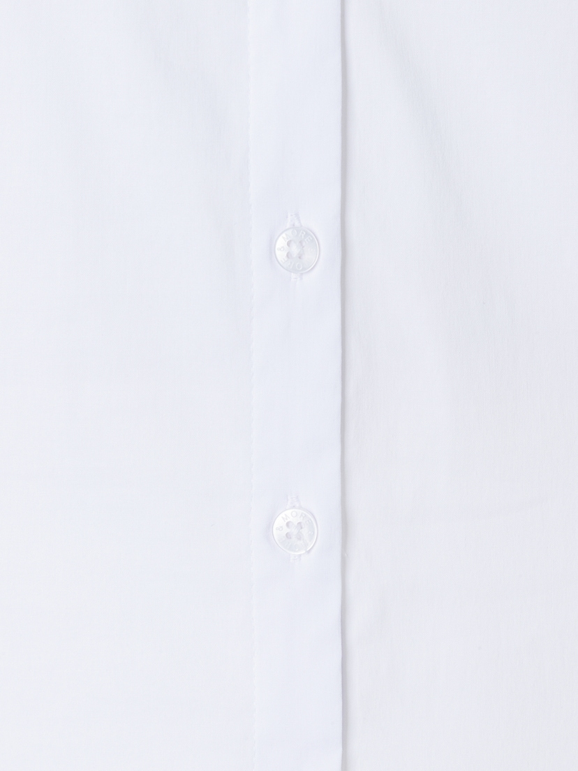 Detailaufnahme einer weißen MORE & MORE Bluse aus Baumwollmischung mit zwei Knöpfen. Detailaufnahme einer weißen MORE & MORE Bluse aus Baumwollmischung mit zwei Knöpfen.