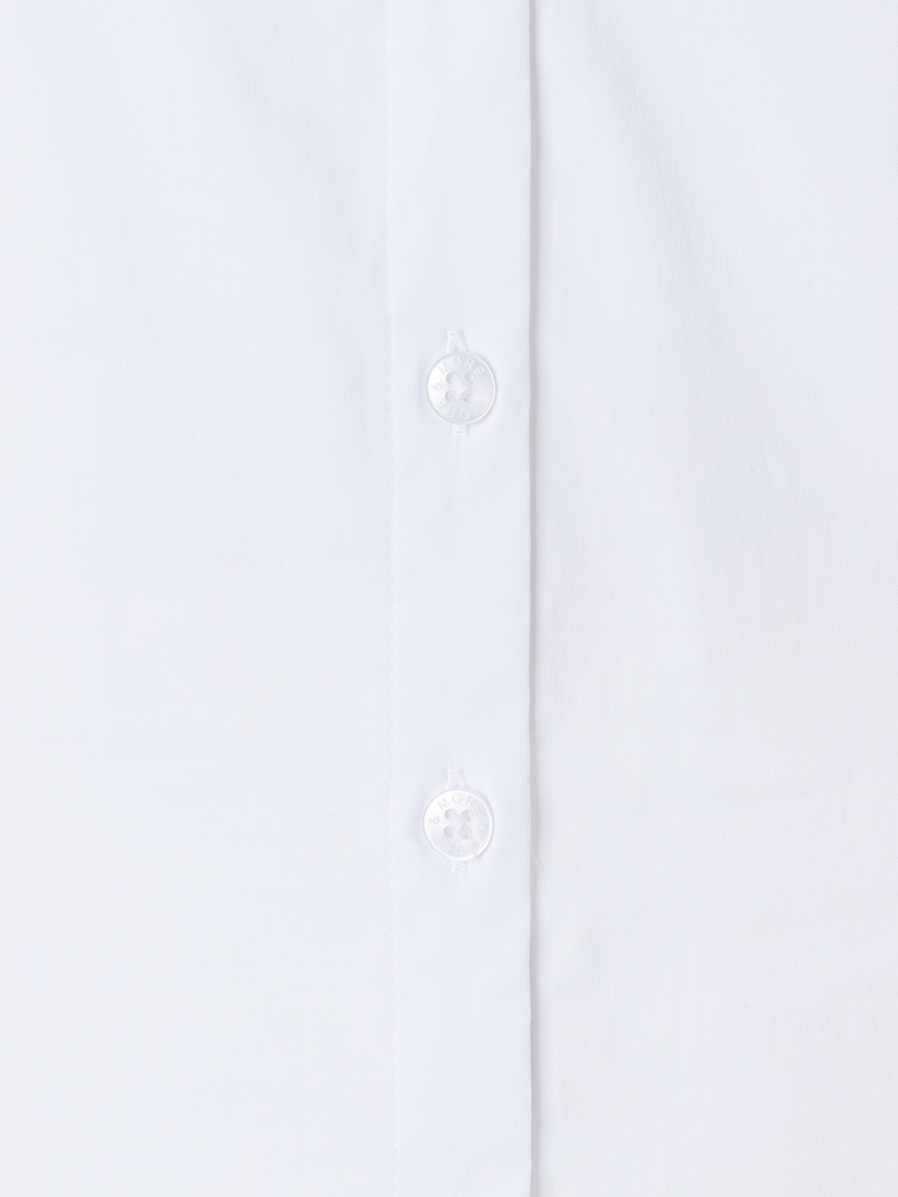 Detailaufnahme einer weißen MORE & MORE Bluse aus Baumwollmischung mit zwei Knöpfen. Detailaufnahme einer weißen MORE & MORE Bluse aus Baumwollmischung mit zwei Knöpfen.