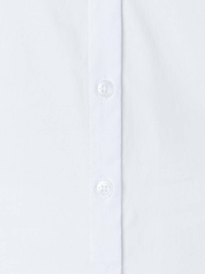 Detailaufnahme einer weißen MORE & MORE Bluse aus Baumwollmischung mit zwei Knöpfen. Detailaufnahme einer weißen MORE & MORE Bluse aus Baumwollmischung mit zwei Knöpfen.