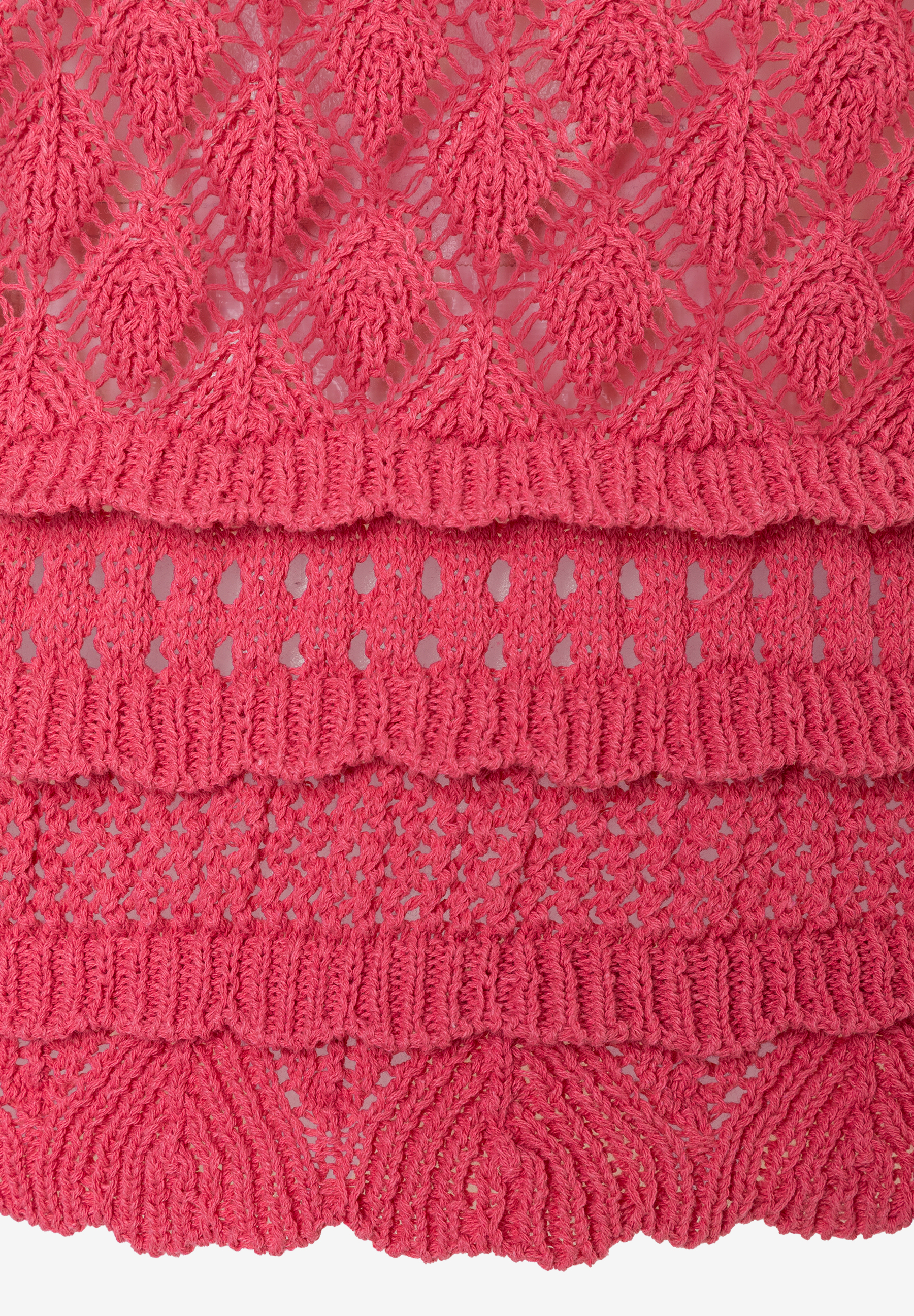 Detailansicht eines korallenroten Lochstrick-Pullovers von MORE & MORE. Das Material ist leicht transparent, elastisch und bietet Tragekomfort. Detailansicht eines korallenroten Lochstrick-Pullovers von MORE & MORE. Das Material ist leicht transparent, elastisch und bietet Tragekomfort.