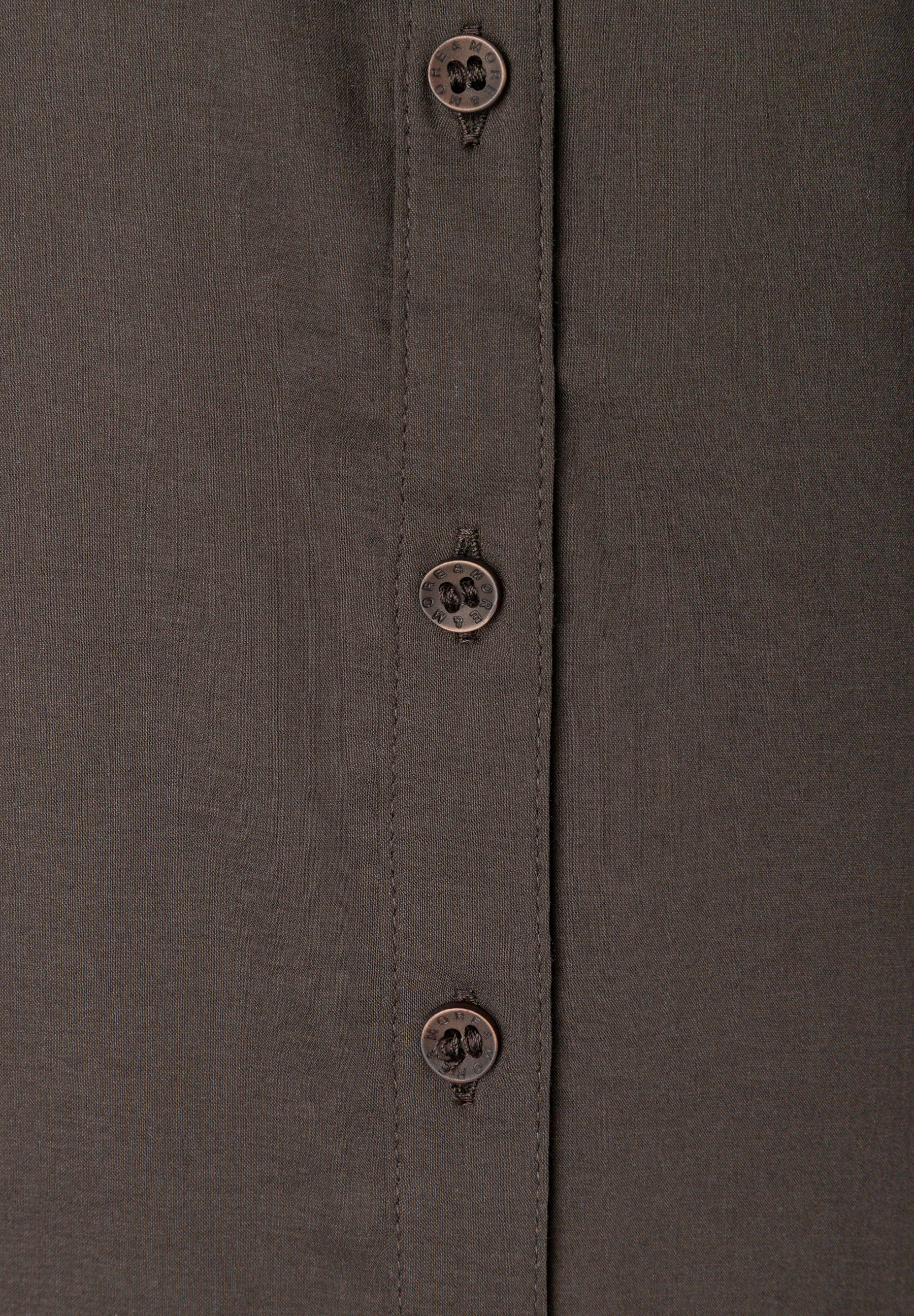 MORE & MORE Bluse: Nahaufnahme der Knopfleiste eines dunkelbraunen MORE & MORE Oberteils mit drei Knöpfen.