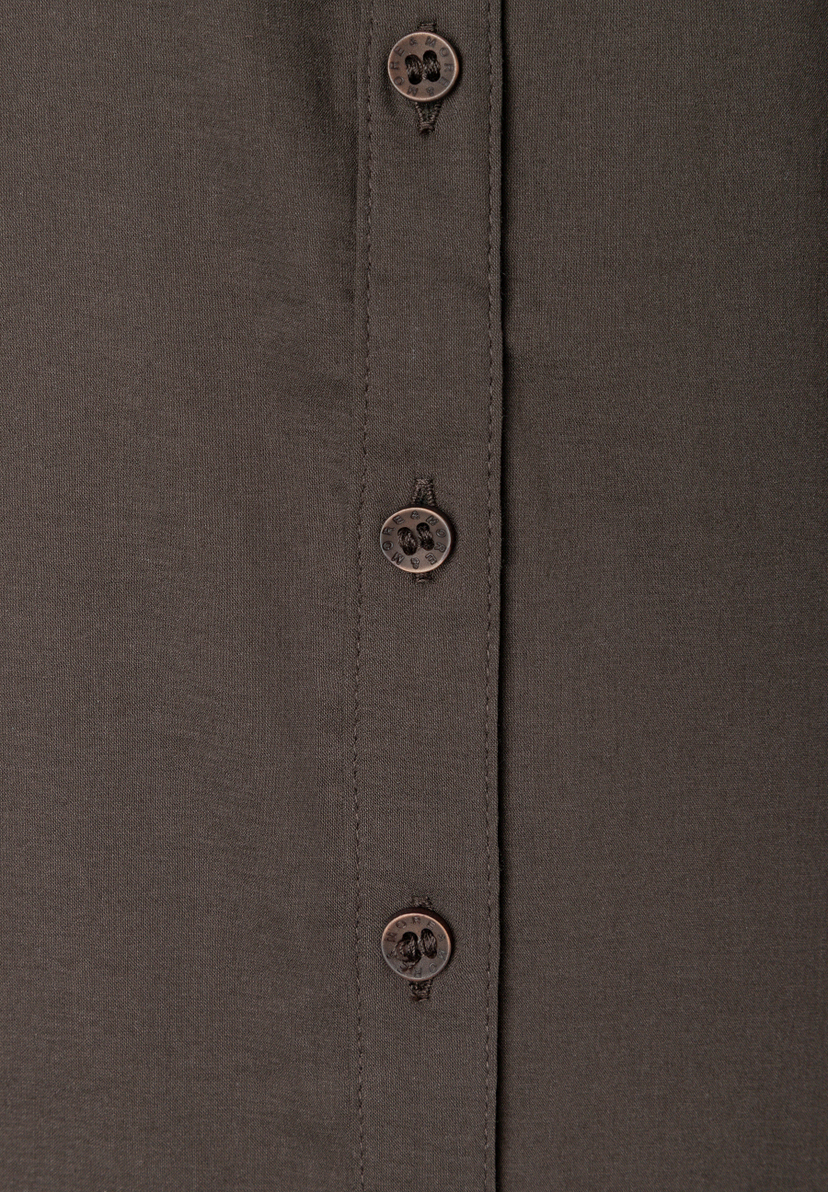 MORE & MORE Bluse: Nahaufnahme der Knopfleiste eines dunkelbraunen MORE & MORE Oberteils mit drei Knöpfen.
