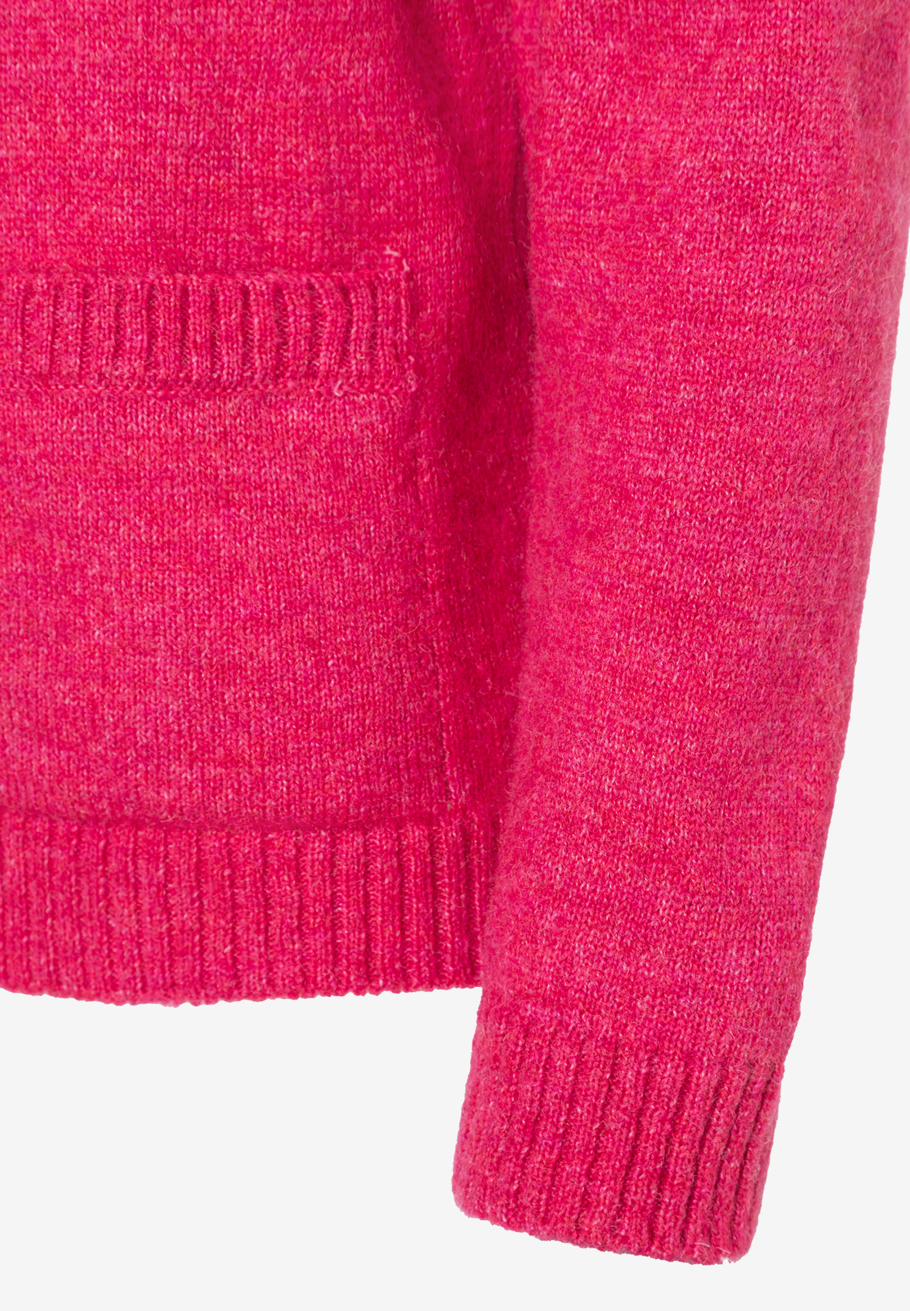 Detailaufnahme eines pinkfarbenen Strickpullovers von MORE & MORE mit angenehmem Tragekomfort. Detailaufnahme eines pinkfarbenen Strickpullovers von MORE & MORE mit angenehmem Tragekomfort.