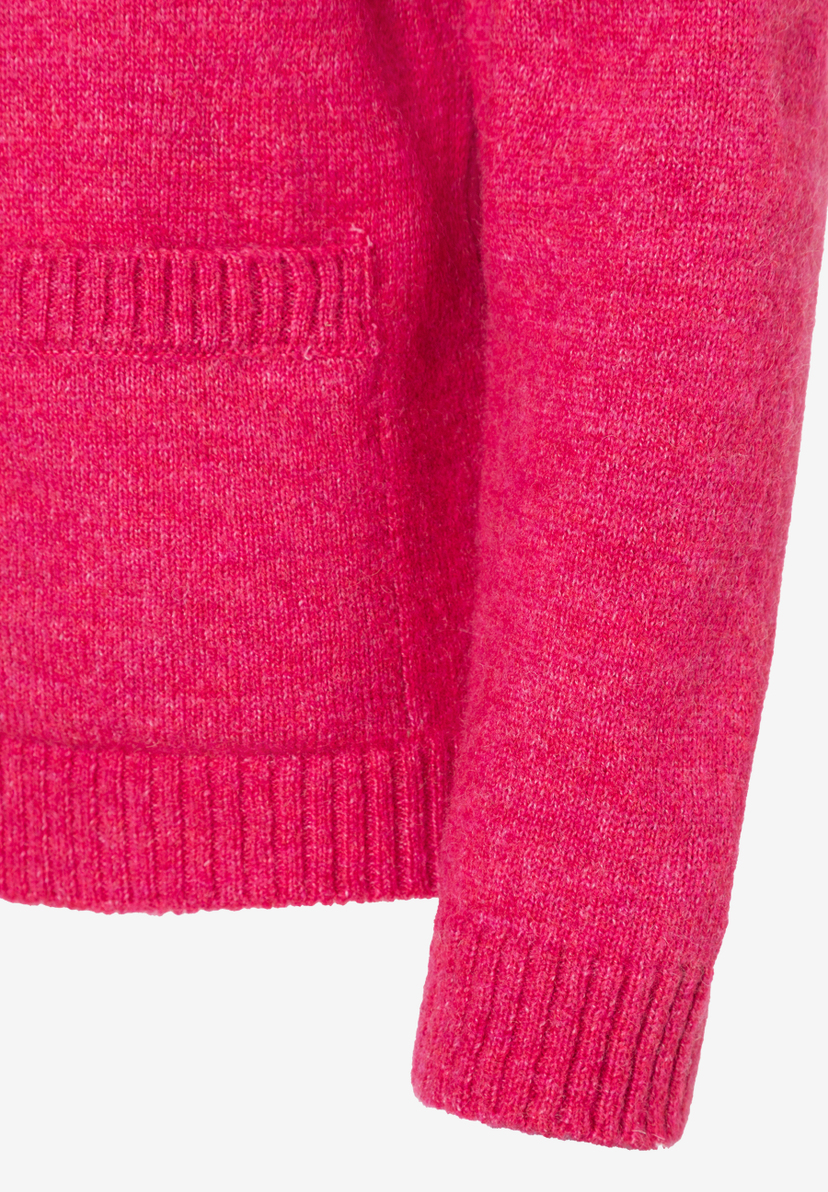 Detailaufnahme eines pinkfarbenen Strickpullovers von MORE & MORE mit angenehmem Tragekomfort. Detailaufnahme eines pinkfarbenen Strickpullovers von MORE & MORE mit angenehmem Tragekomfort.