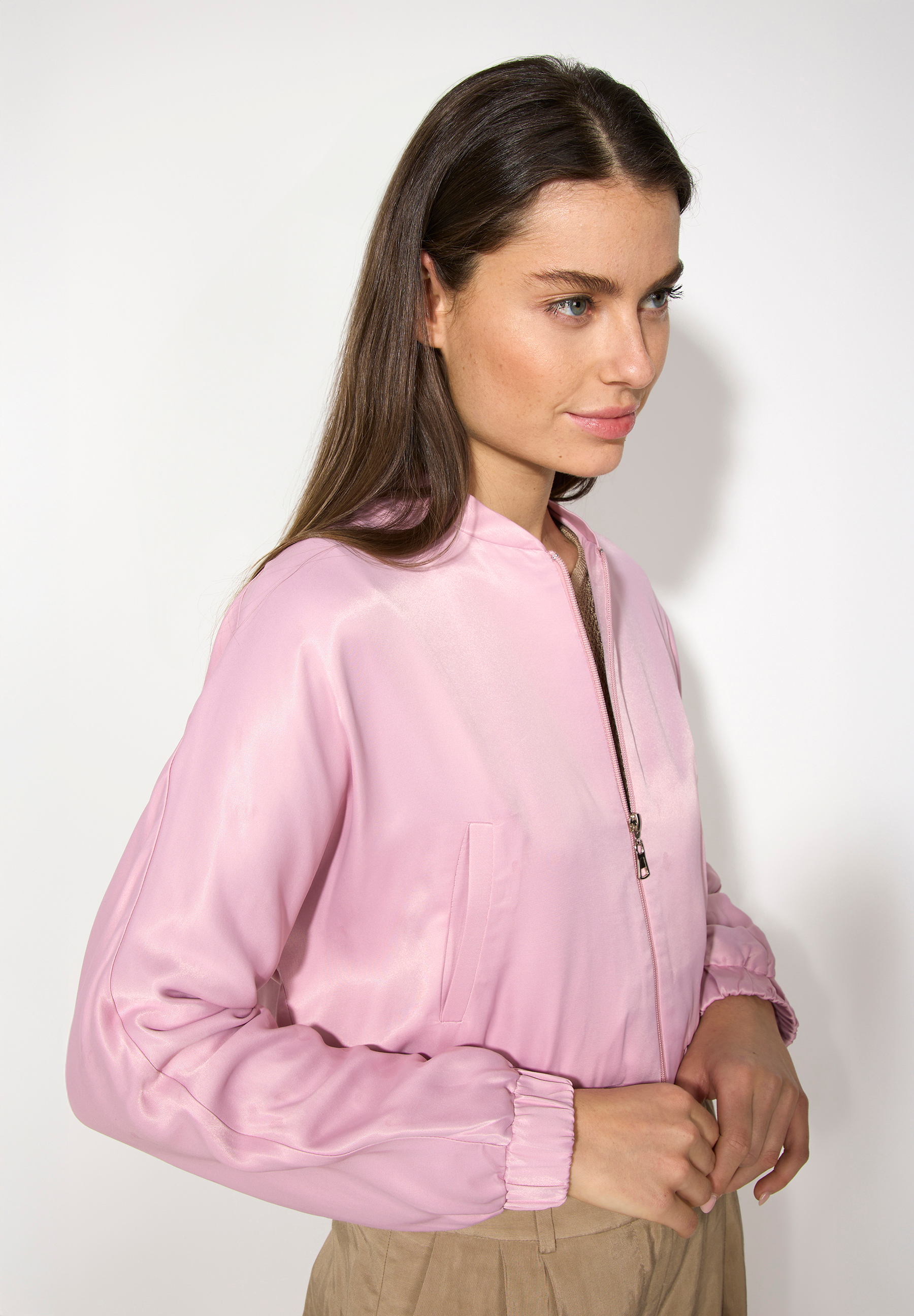 Eine Frau mit einem MORE & MORE Blazer mit glänzender Optik aus Satin.