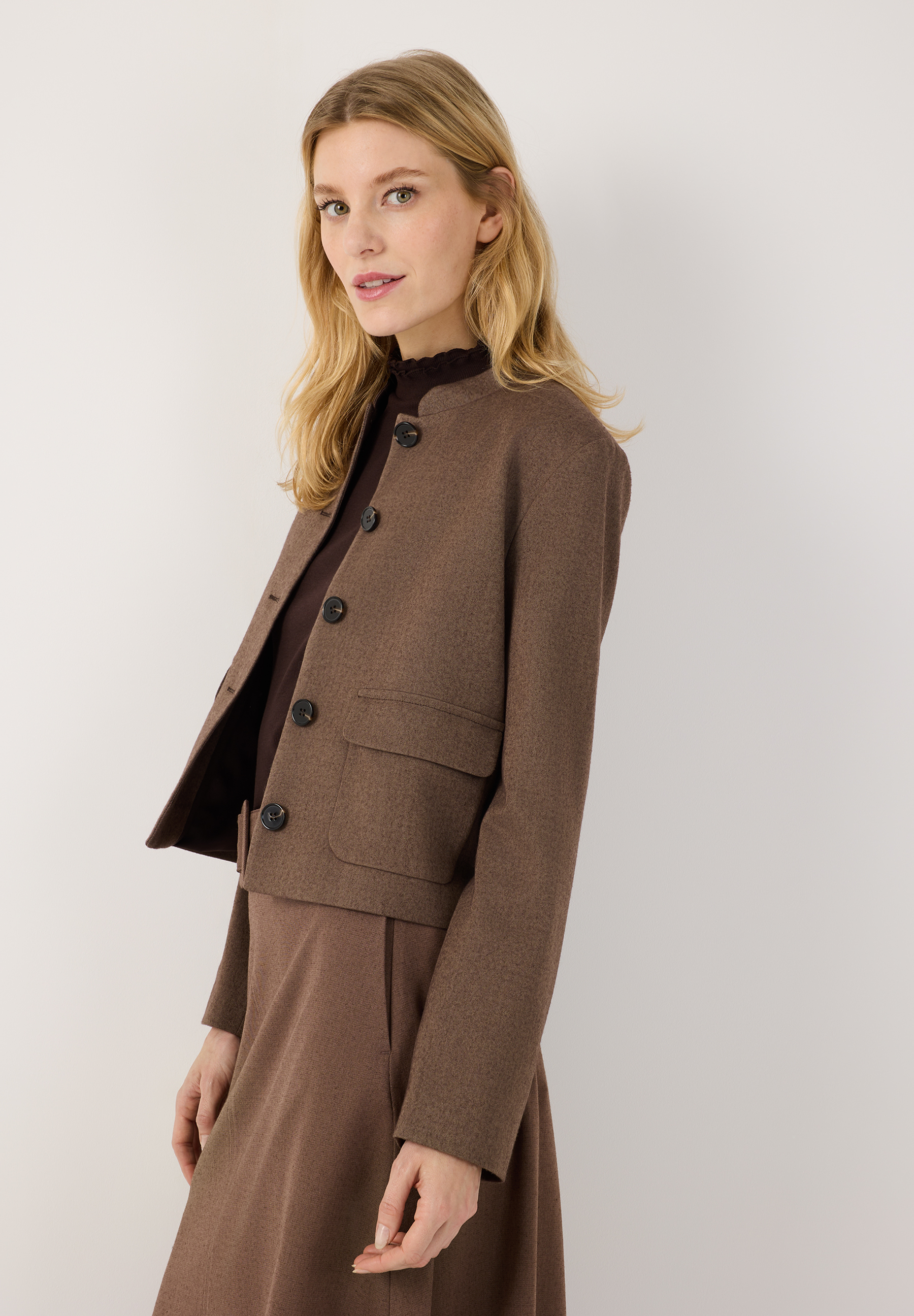 MORE & MORE Kurzjacke, braun, auf einem Model, das zur Seite blickt