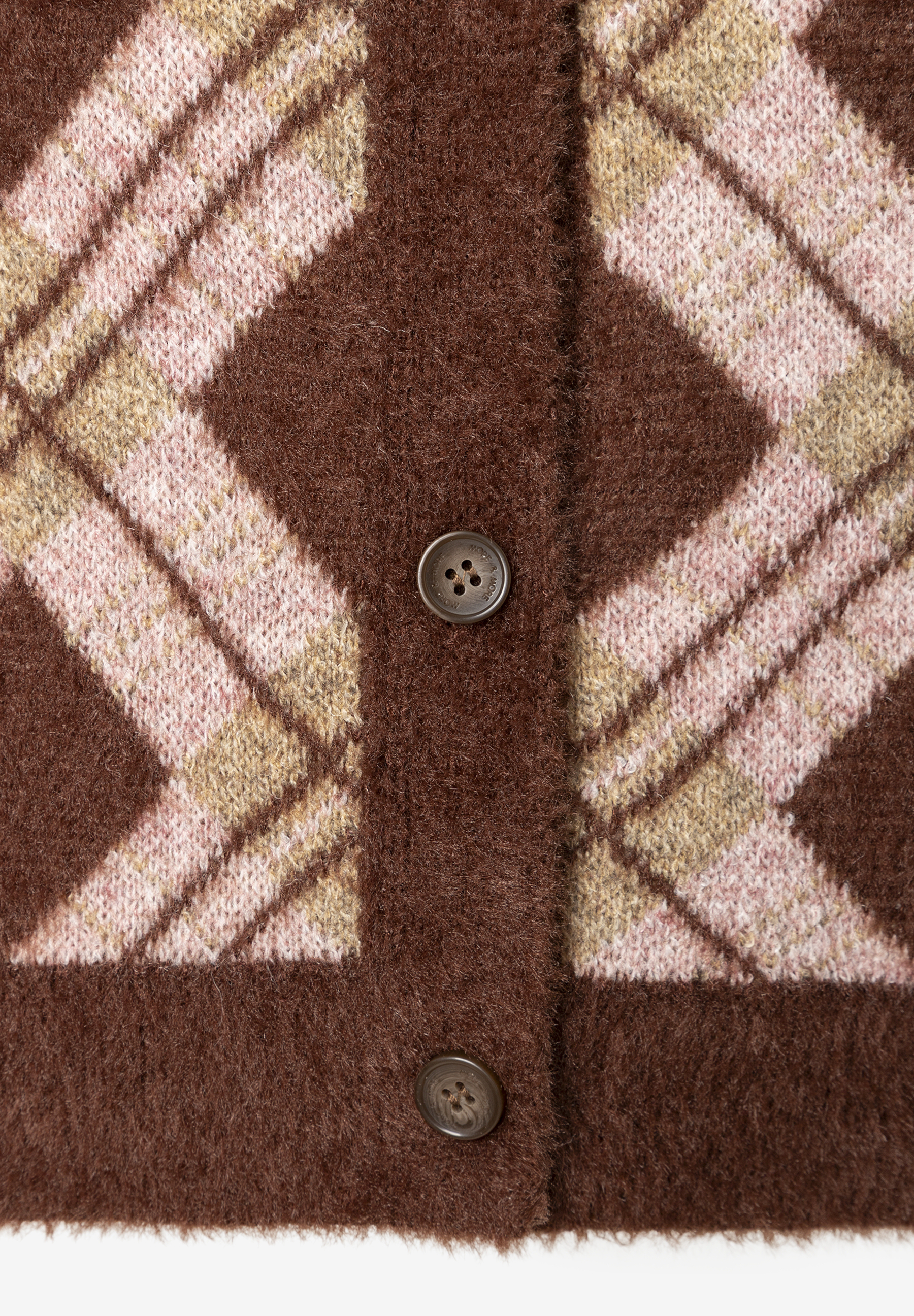 MORE & MORE Pullover mit Argyle-Muster in Braun, Rosa und Beige mit zwei Knöpfen. MORE & MORE Pullover mit Argyle-Muster in Braun, Rosa und Beige mit zwei Knöpfen.