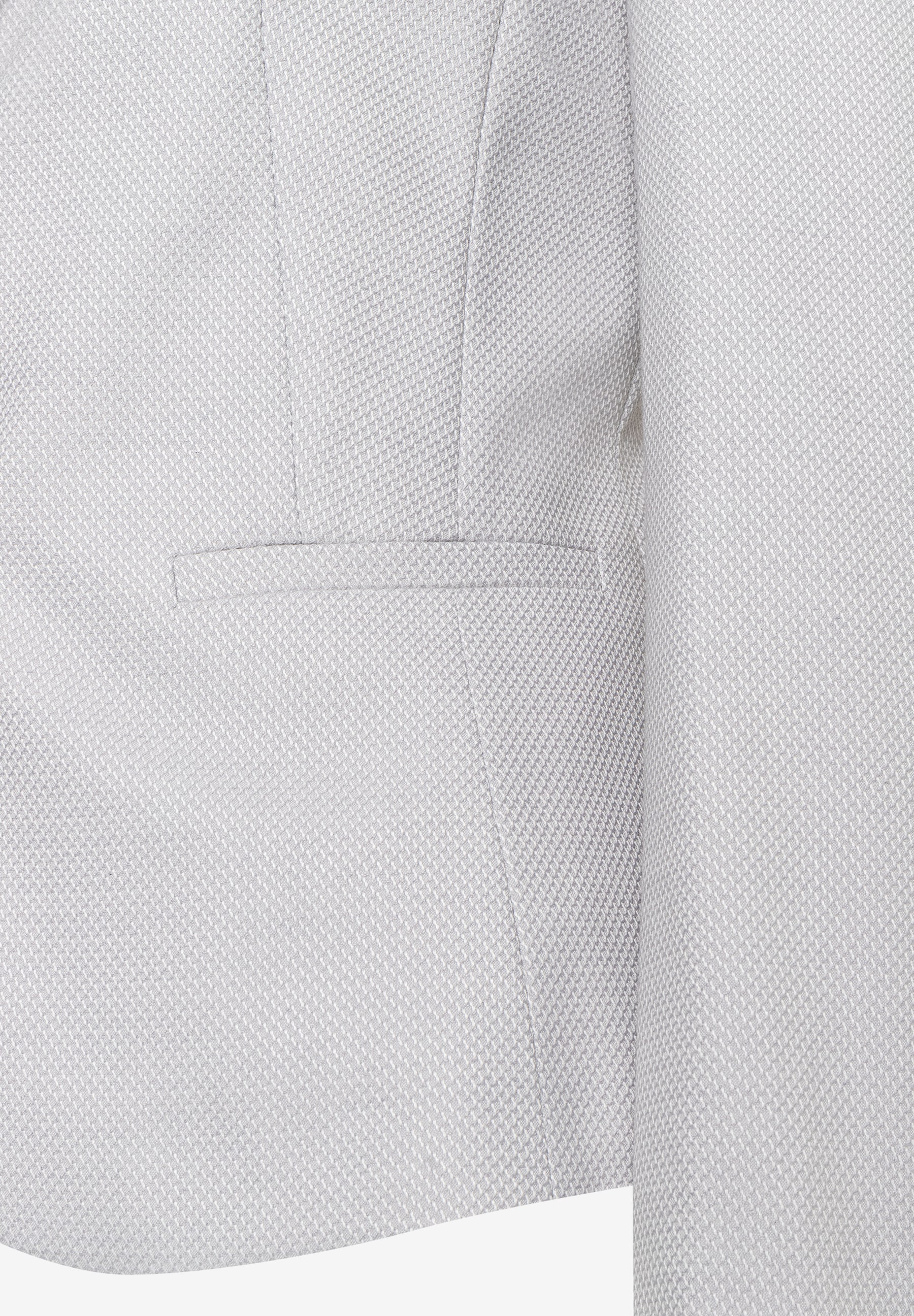 Detailansicht eines MORE & MORE Blazers mit Piqué- und Stretch-Materialkonstruktion. Detailansicht eines MORE & MORE Blazers mit Piqué- und Stretch-Materialkonstruktion.