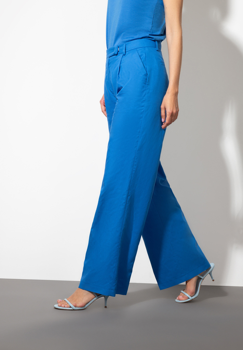 Blaue, weitgeschnittene MORE & MORE Hose aus Webware, kombiniert mit hellblauen High Heels. Blaue, weitgeschnittene MORE & MORE Hose aus Webware, kombiniert mit hellblauen High Heels.
