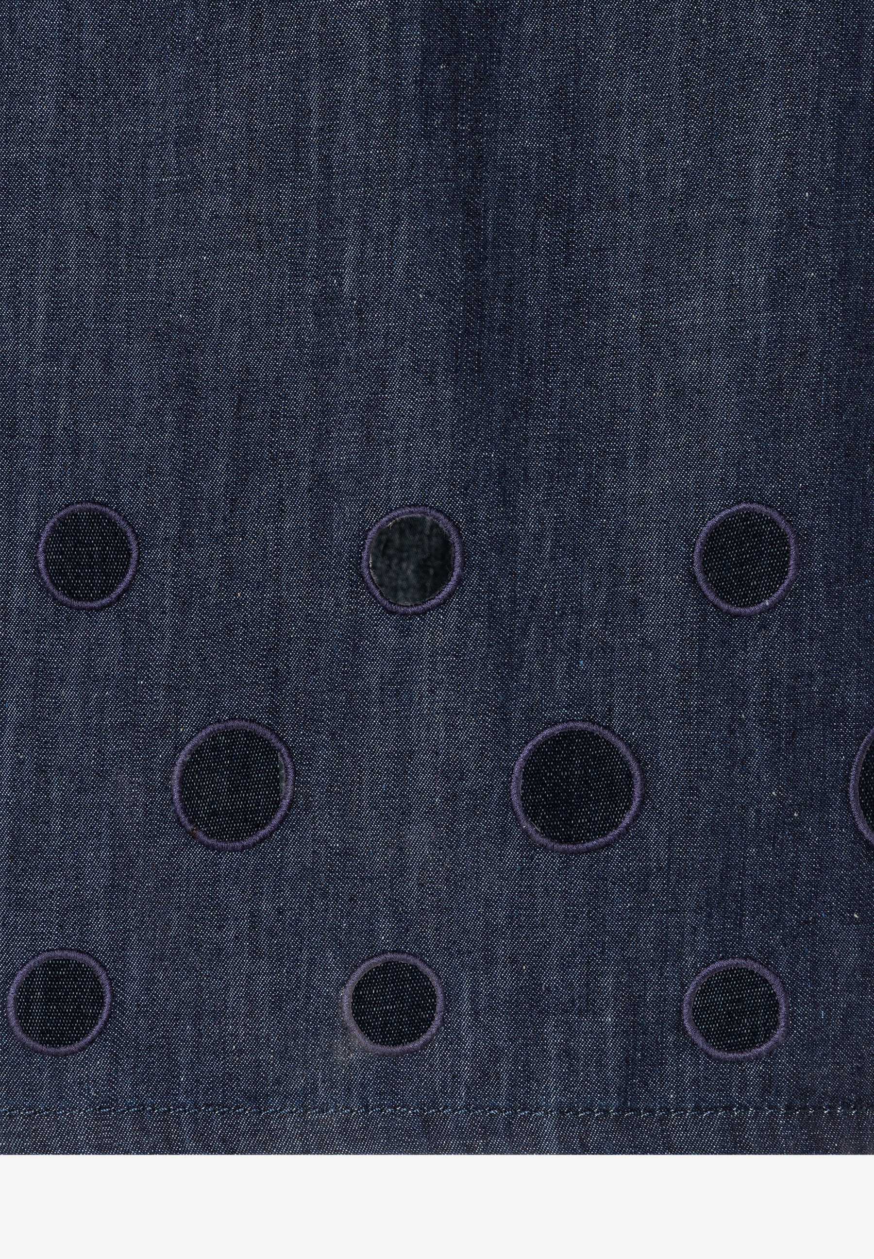 MORE & MORE Jeansrock: Dunkelblauer Denim-Stoff mit kreisförmigen Stickereien und Löchern MORE & MORE Jeansrock: Dunkelblauer Denim-Stoff mit kreisförmigen Stickereien und Löchern