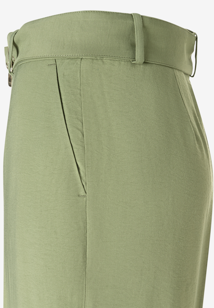 Nahaufnahme einer MORE & MORE Hose aus Twill-Viskosemischung in Olivgrün, mit fließendem, angenehmen Tragekomfort und einer schrägen Seitentasche. Nahaufnahme einer MORE & MORE Hose aus Twill-Viskosemischung in Olivgrün, mit fließendem, angenehmen Tragekomfort und einer schrägen Seitentasche.