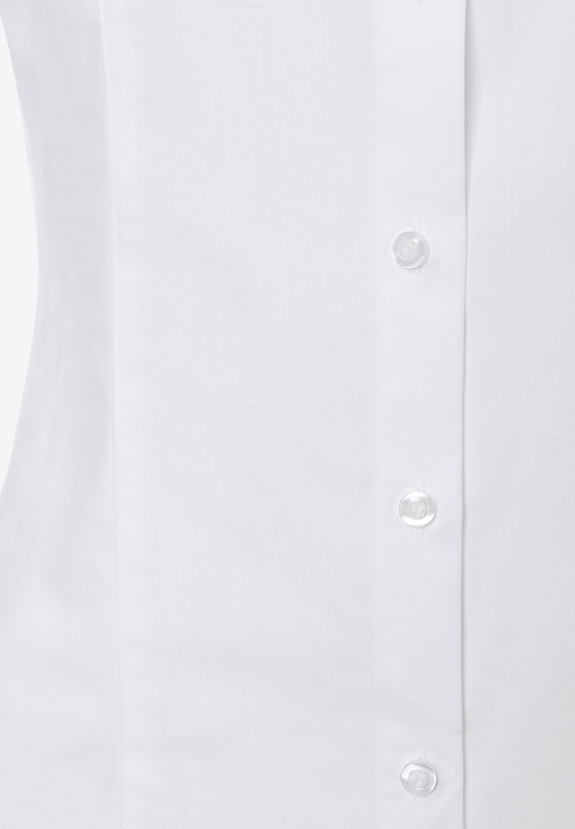 MORE & MORE weiße Bluse, Nahaufnahme der Knopfleiste mit durchscheinenden Knöpfen, Stoff mit feiner Struktur. MORE & MORE weiße Bluse, Nahaufnahme der Knopfleiste mit durchscheinenden Knöpfen, Stoff mit feiner Struktur.
