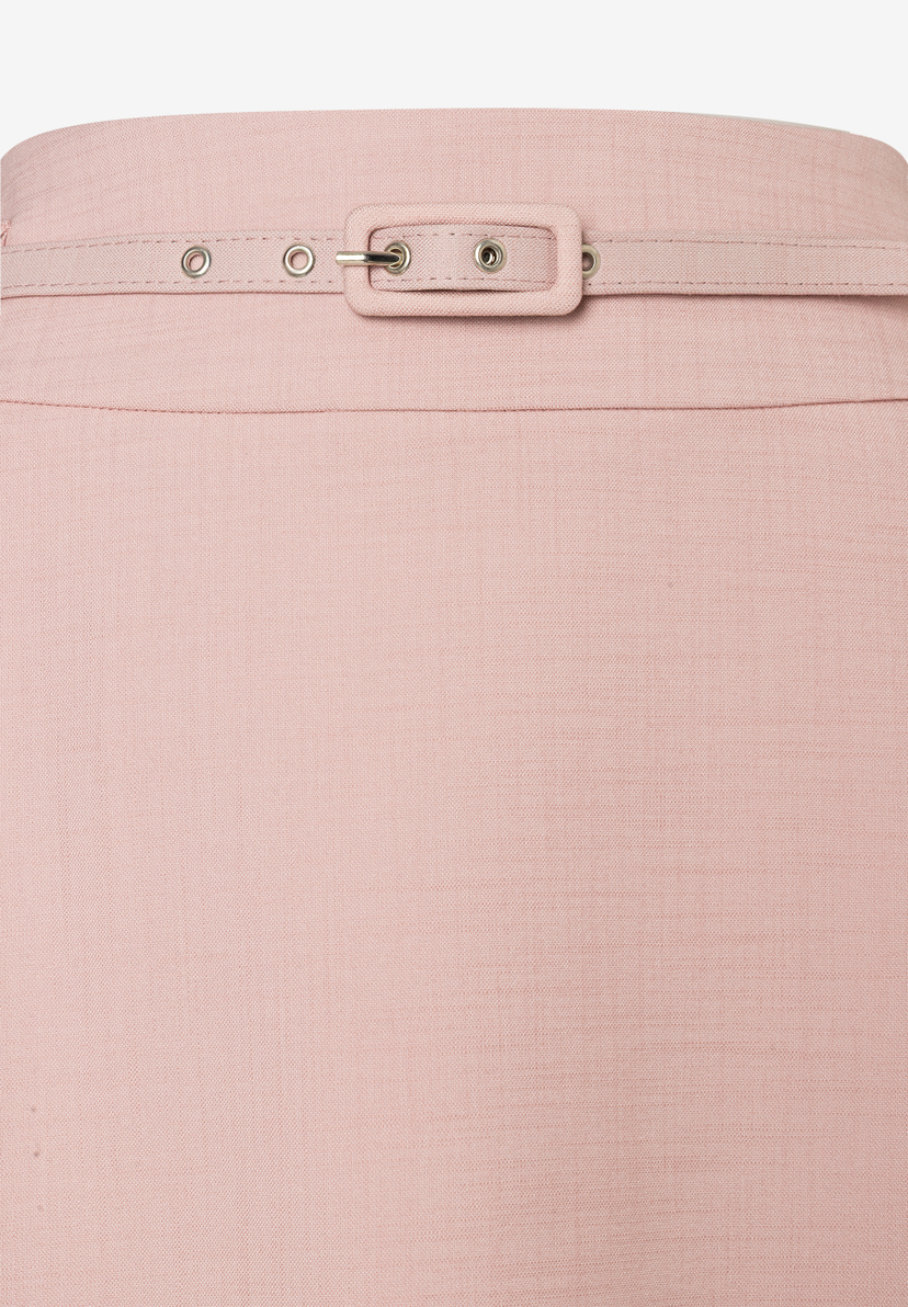 Detailansicht eines rosafarbenen Rocks von MORE & MORE mit Gürtel und Schnalle. Detailansicht eines rosafarbenen Rocks von MORE & MORE mit Gürtel und Schnalle.