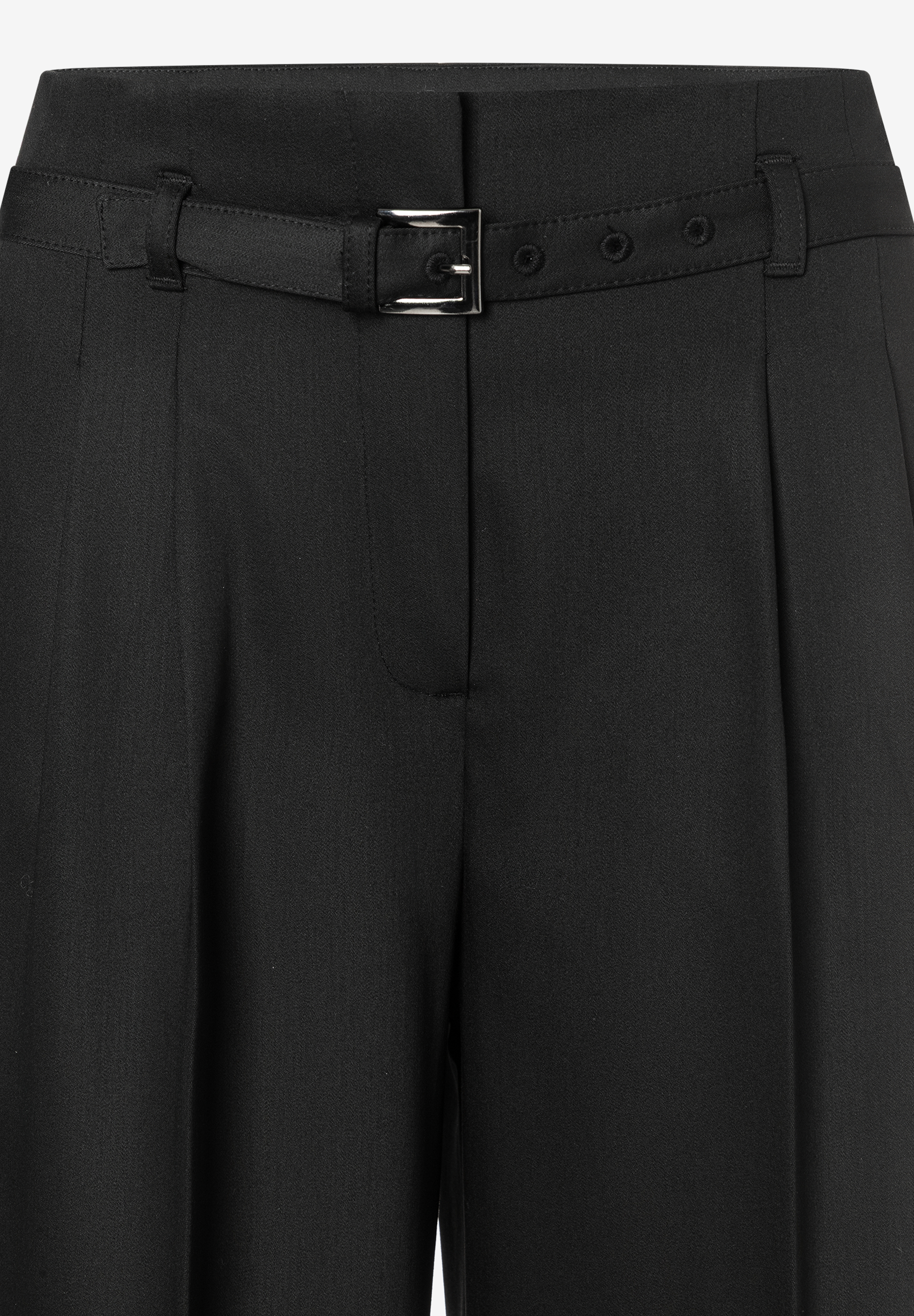 Nahaufnahme einer schwarzen MORE & MORE Hose mit Webware und Gürtel mit silberner Schnalle. Nahaufnahme einer schwarzen MORE & MORE Hose mit Webware und Gürtel mit silberner Schnalle.