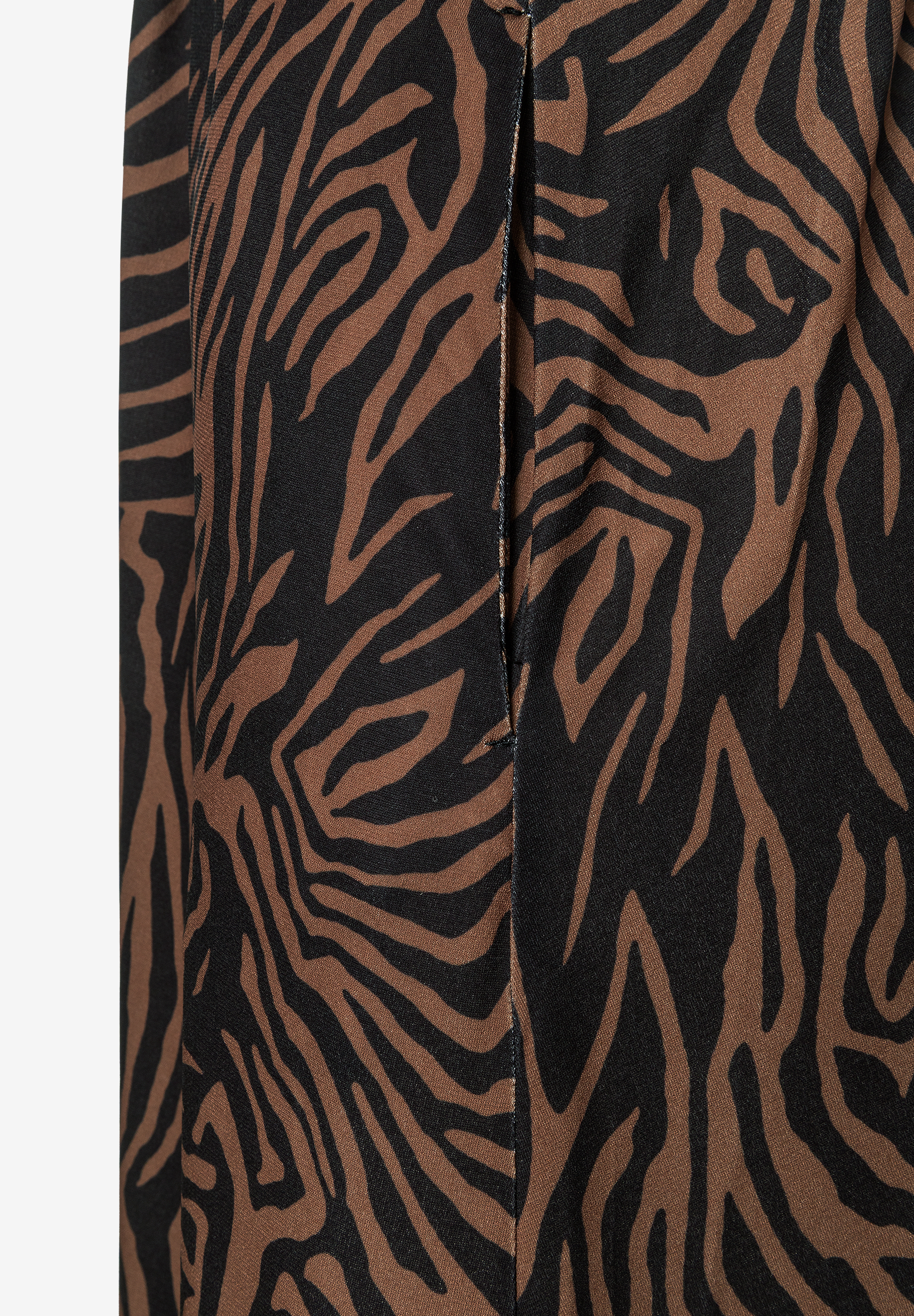 Nahaufnahme eines MORE & MORE Oberteils mit Zebra-Muster. Jersey-Material sorgt für Tragekomfort und ist elastisch. Nahaufnahme eines MORE & MORE Oberteils mit Zebra-Muster. Jersey-Material sorgt für Tragekomfort und ist elastisch.