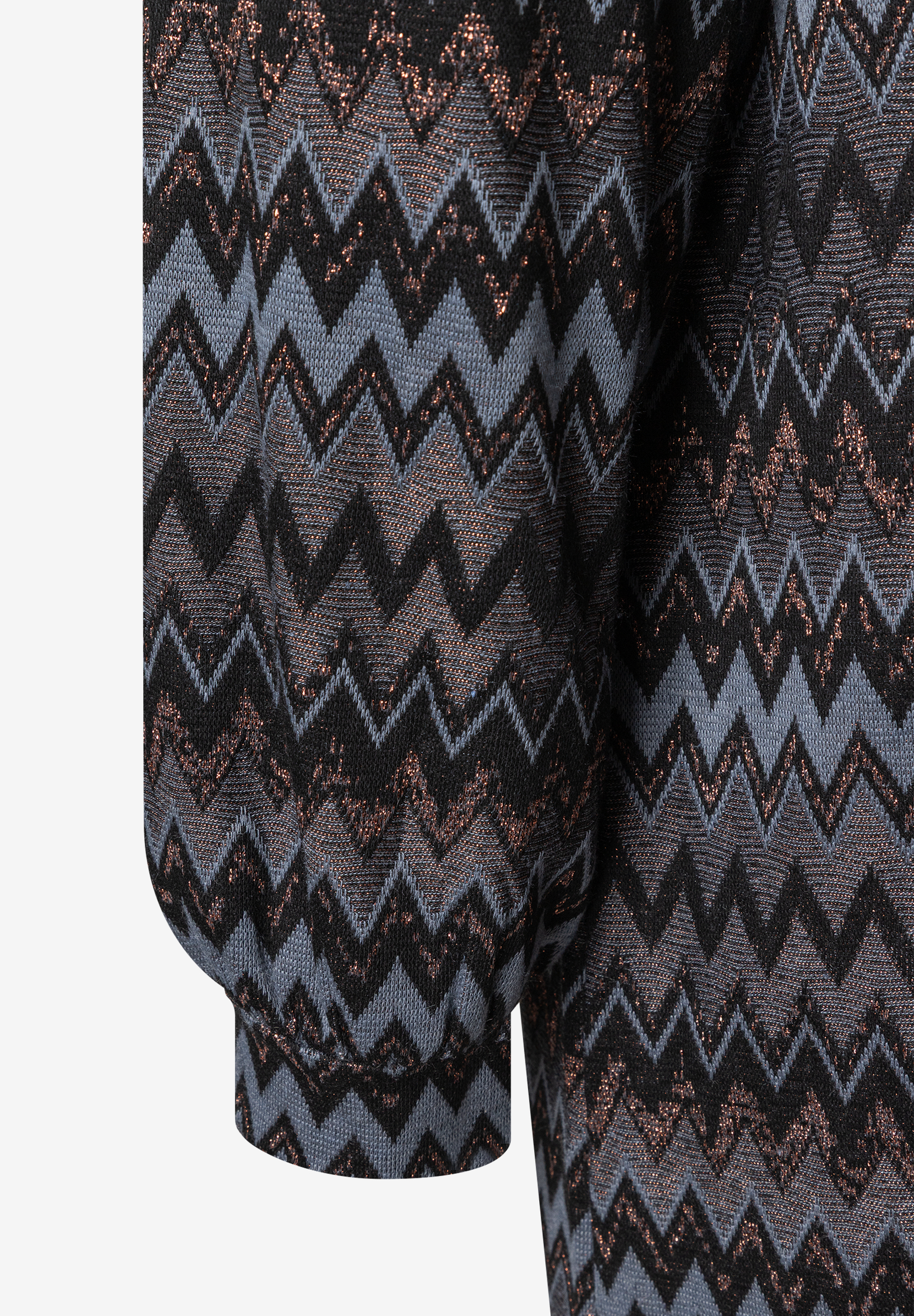 Nahaufnahme eines MORE & MORE Oberteils mit Zickzackmuster in Grau, Schwarz und Kupfer-Glitzer. Nahaufnahme eines MORE & MORE Oberteils mit Zickzackmuster in Grau, Schwarz und Kupfer-Glitzer.