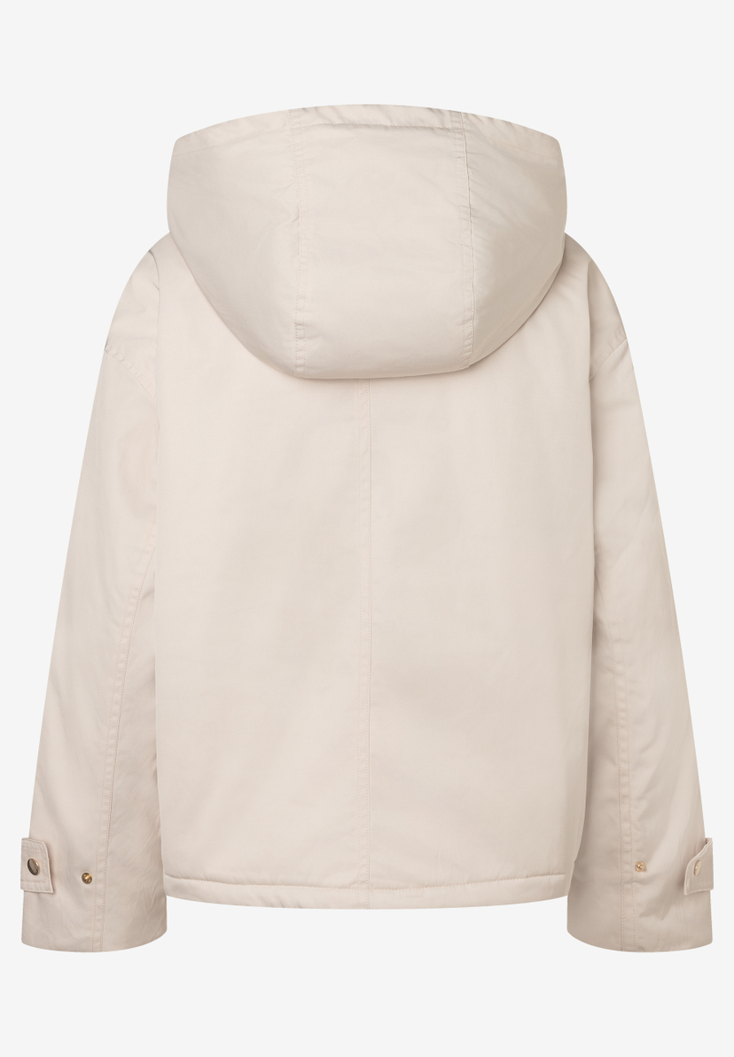 MORE & MORE Damenjacke in Beige, Rückansicht. Eine elegante Übergangsjacke mit Kapuze und dezenten Knöpfen an den Ärmeln.