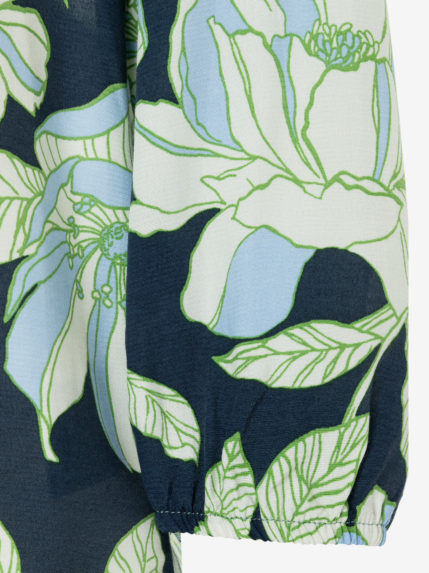 Ärmel einer MORE & MORE Bluse aus Viskose mit floralem Muster in Blau, Weiß und Grün. Ärmel einer MORE & MORE Bluse aus Viskose mit floralem Muster in Blau, Weiß und Grün.