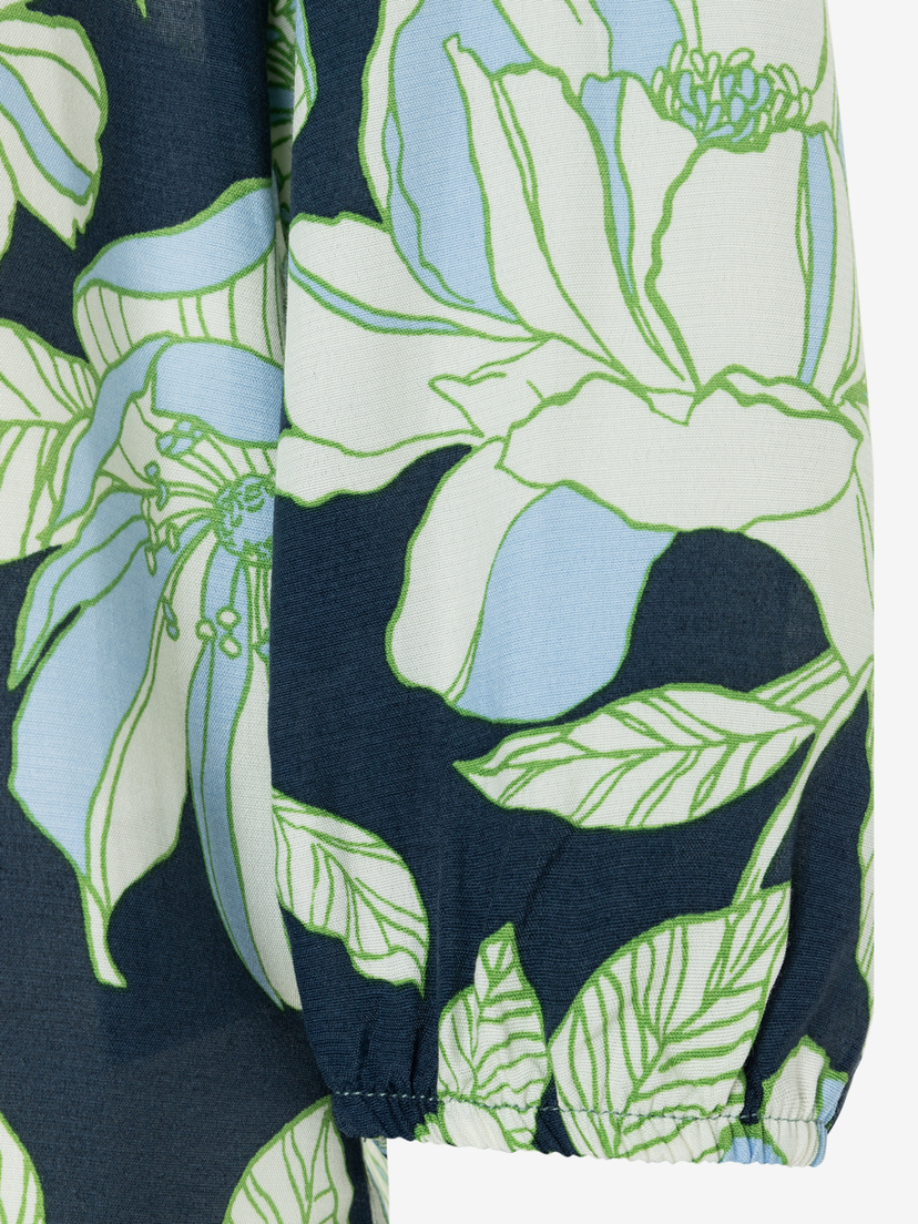 Ärmel einer MORE & MORE Bluse aus Viskose mit floralem Muster in Blau, Weiß und Grün. Ärmel einer MORE & MORE Bluse aus Viskose mit floralem Muster in Blau, Weiß und Grün.