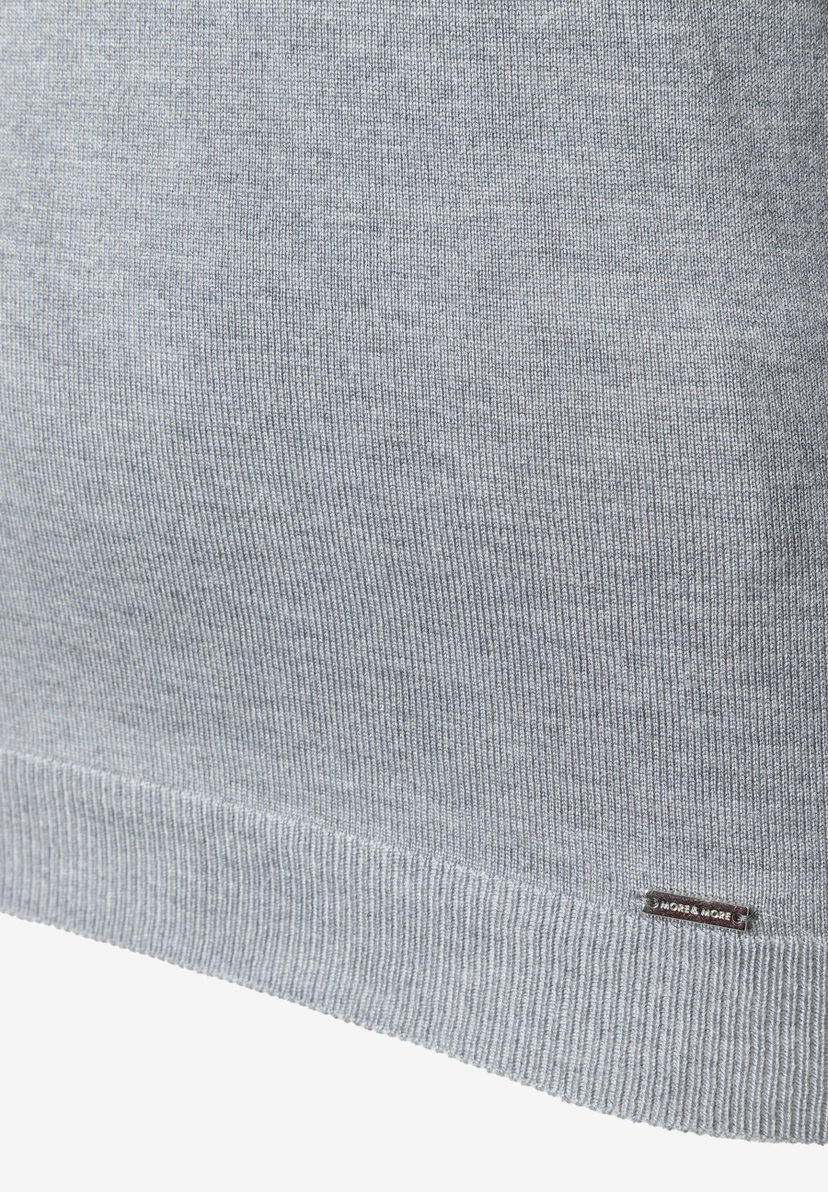 Detailansicht eines hellgrauen MORE & MORE Strickpullovers mit Markenlogo. Detailansicht eines hellgrauen MORE & MORE Strickpullovers mit Markenlogo.