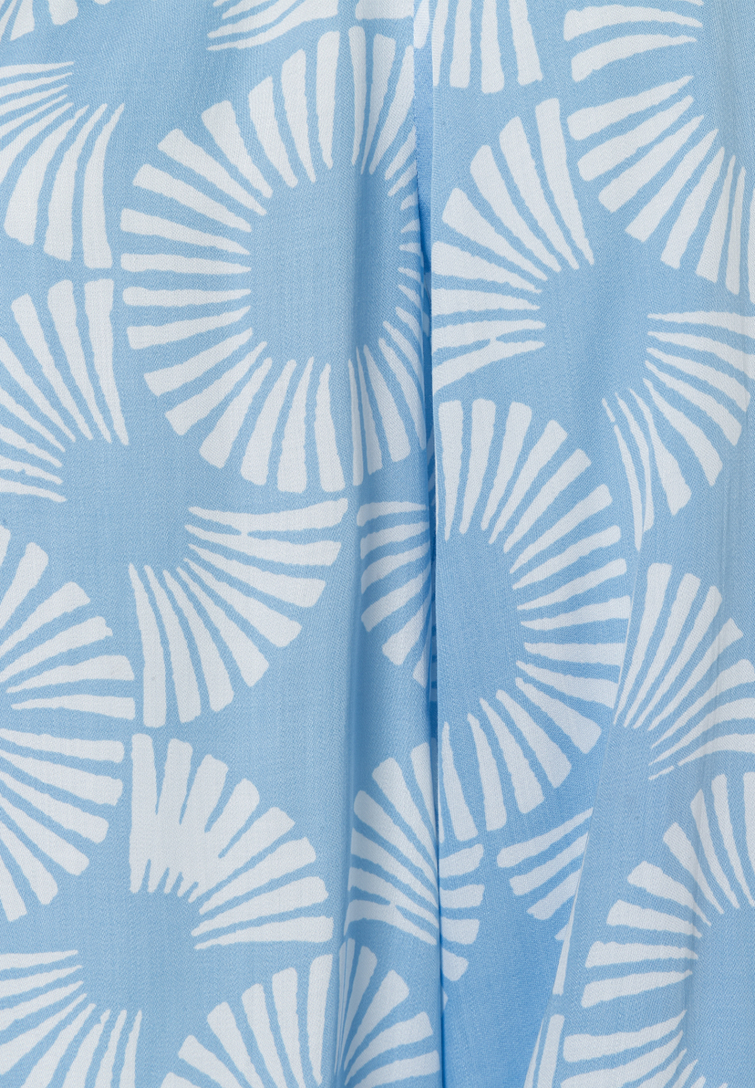 Nahaufnahme einer hellblauen MORE & MORE Bluse aus Viskose mit fließendem, leichtem Stoff und einem weißen, kreisförmigen Muster. Nahaufnahme einer hellblauen MORE & MORE Bluse aus Viskose mit fließendem, leichtem Stoff und einem weißen, kreisförmigen Muster.