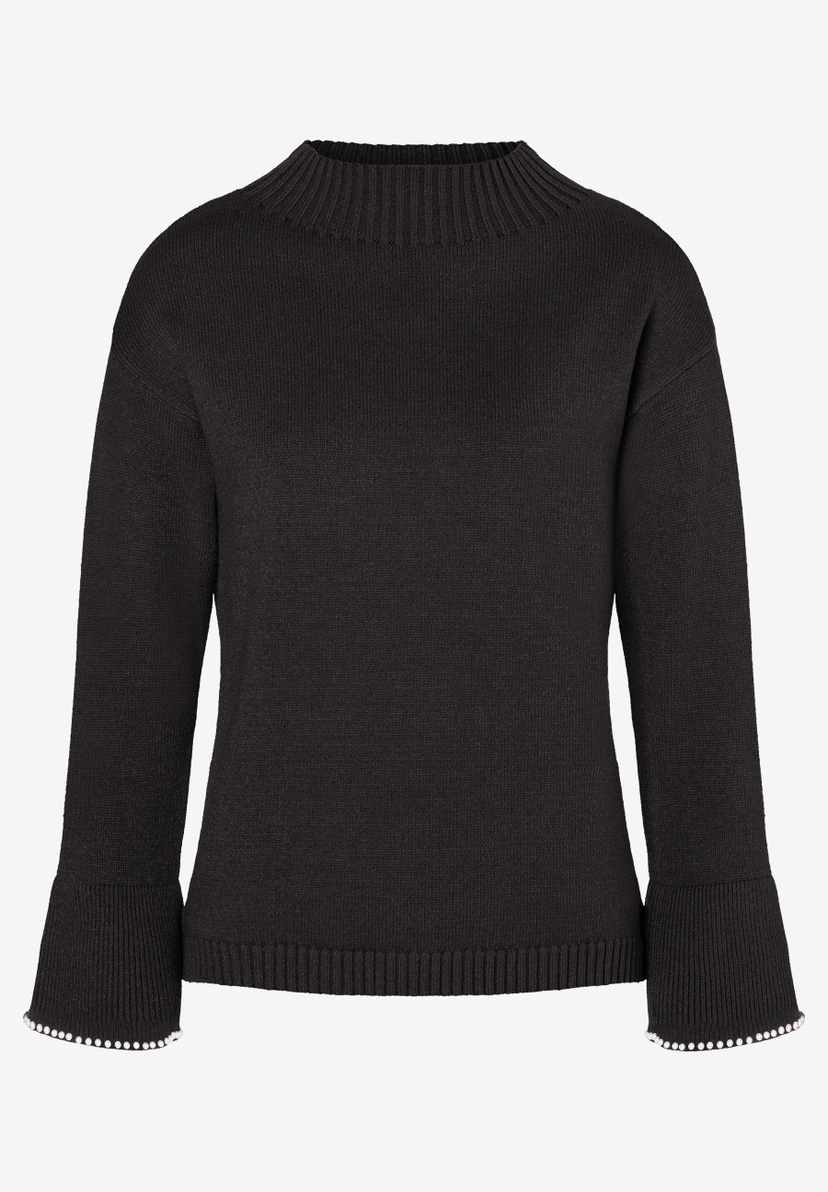 Ein schwarzer Strickpullover von MORE & MORE mit Stehkragen und ausgestellten Ärmeln mit Perlenbesatz. Ein schwarzer Strickpullover von MORE & MORE mit Stehkragen und ausgestellten Ärmeln mit Perlenbesatz.
