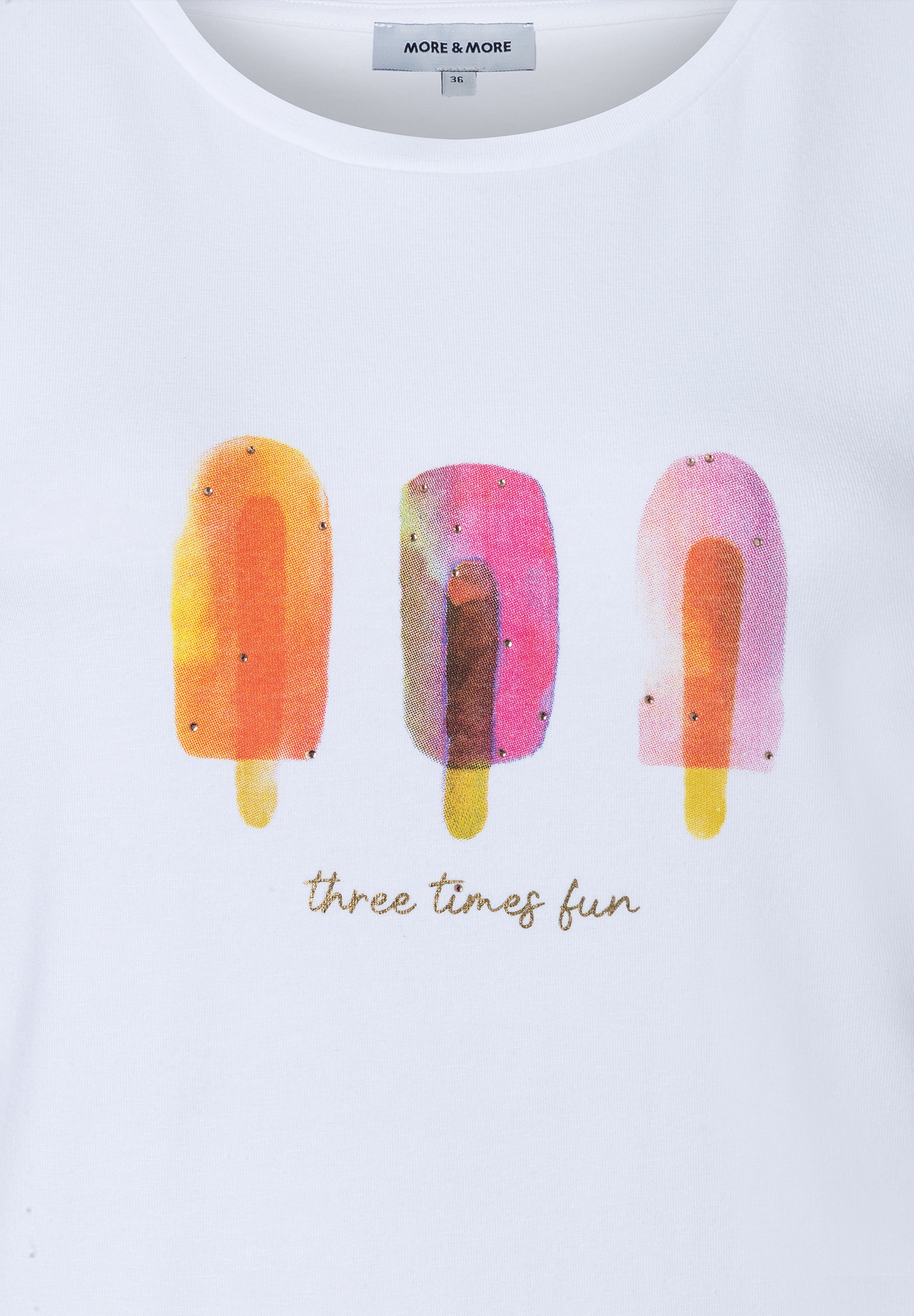 Ein weißes T-Shirt von MORE & MORE mit drei Eis am Stiel und dem Schriftzug „three times fun“. Ein weißes T-Shirt von MORE & MORE mit drei Eis am Stiel und dem Schriftzug „three times fun“.