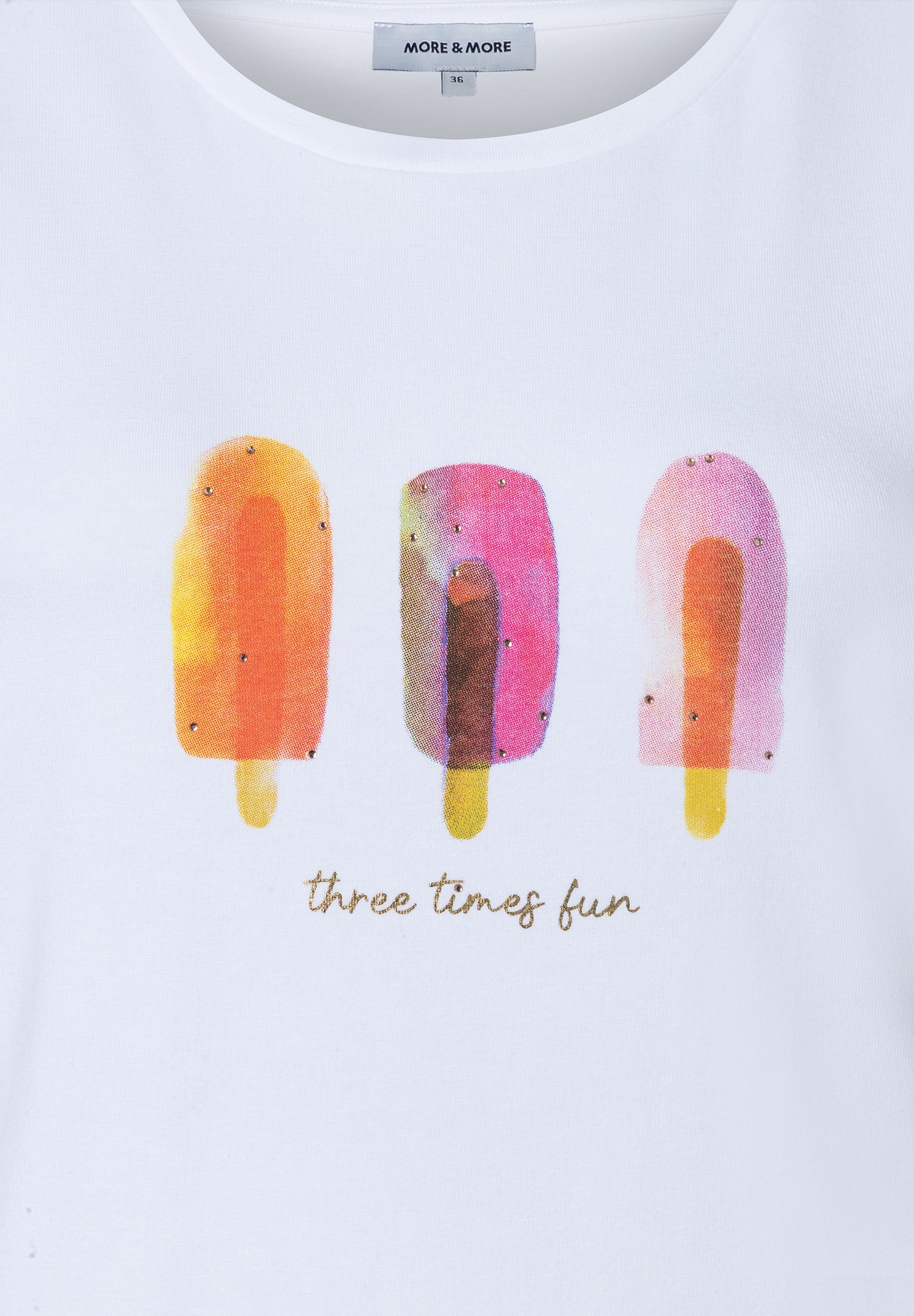 Ein weißes T-Shirt von MORE & MORE mit drei Eis am Stiel und dem Schriftzug „three times fun“. Ein weißes T-Shirt von MORE & MORE mit drei Eis am Stiel und dem Schriftzug „three times fun“.