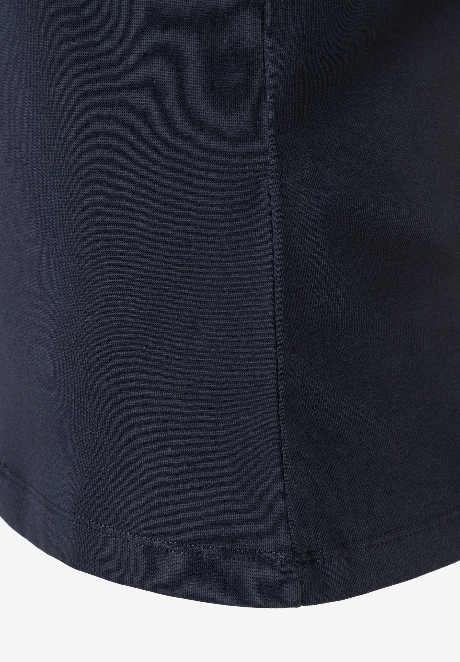 Detailaufnahme eines marineblauen Jersey-Oberteils von MORE & MORE, das hautfreundlich und elastisch ist. Detailaufnahme eines marineblauen Jersey-Oberteils von MORE & MORE, das hautfreundlich und elastisch ist.