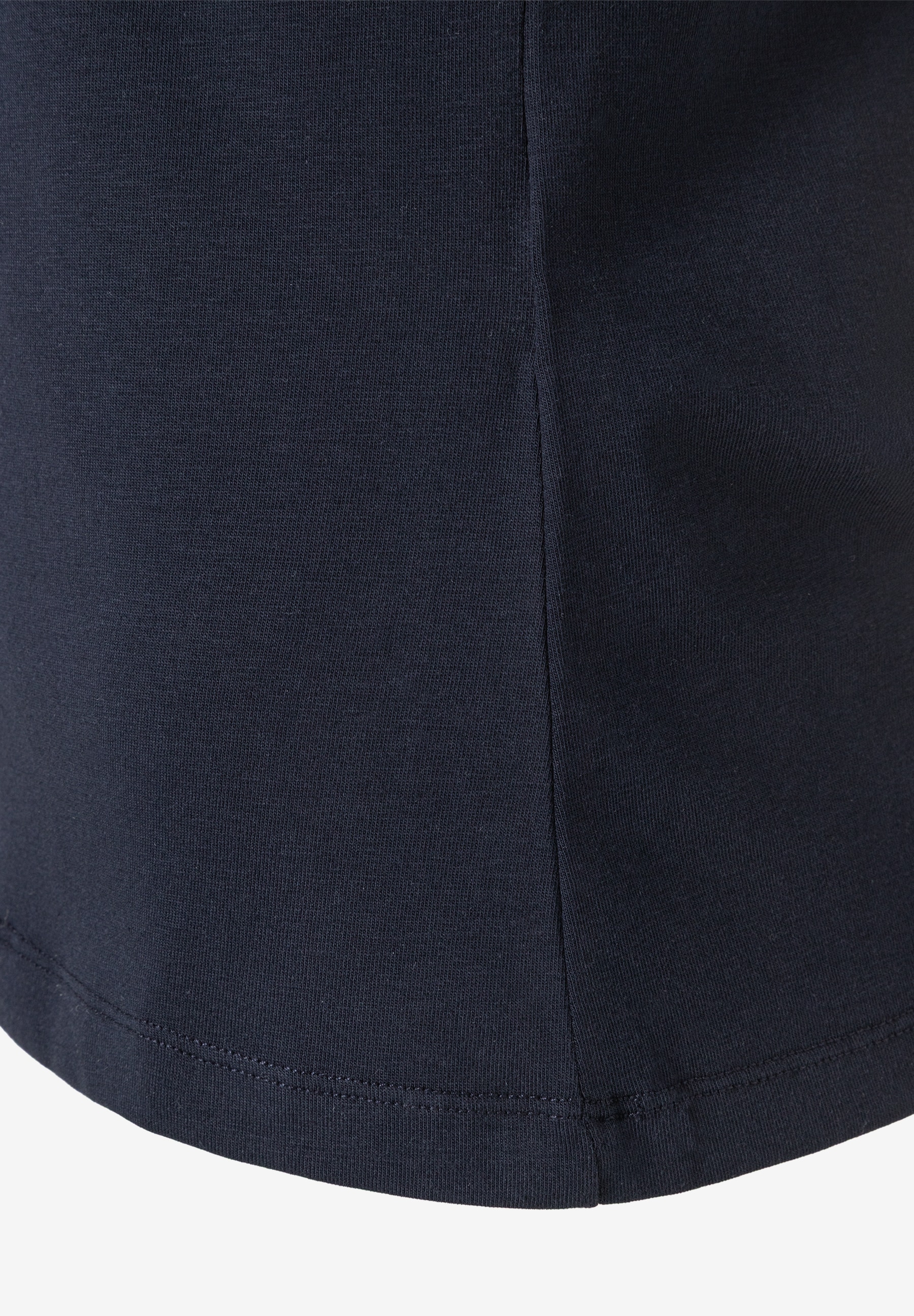 Detailaufnahme eines marineblauen Jersey-Oberteils von MORE & MORE, das hautfreundlich und elastisch ist. Detailaufnahme eines marineblauen Jersey-Oberteils von MORE & MORE, das hautfreundlich und elastisch ist.
