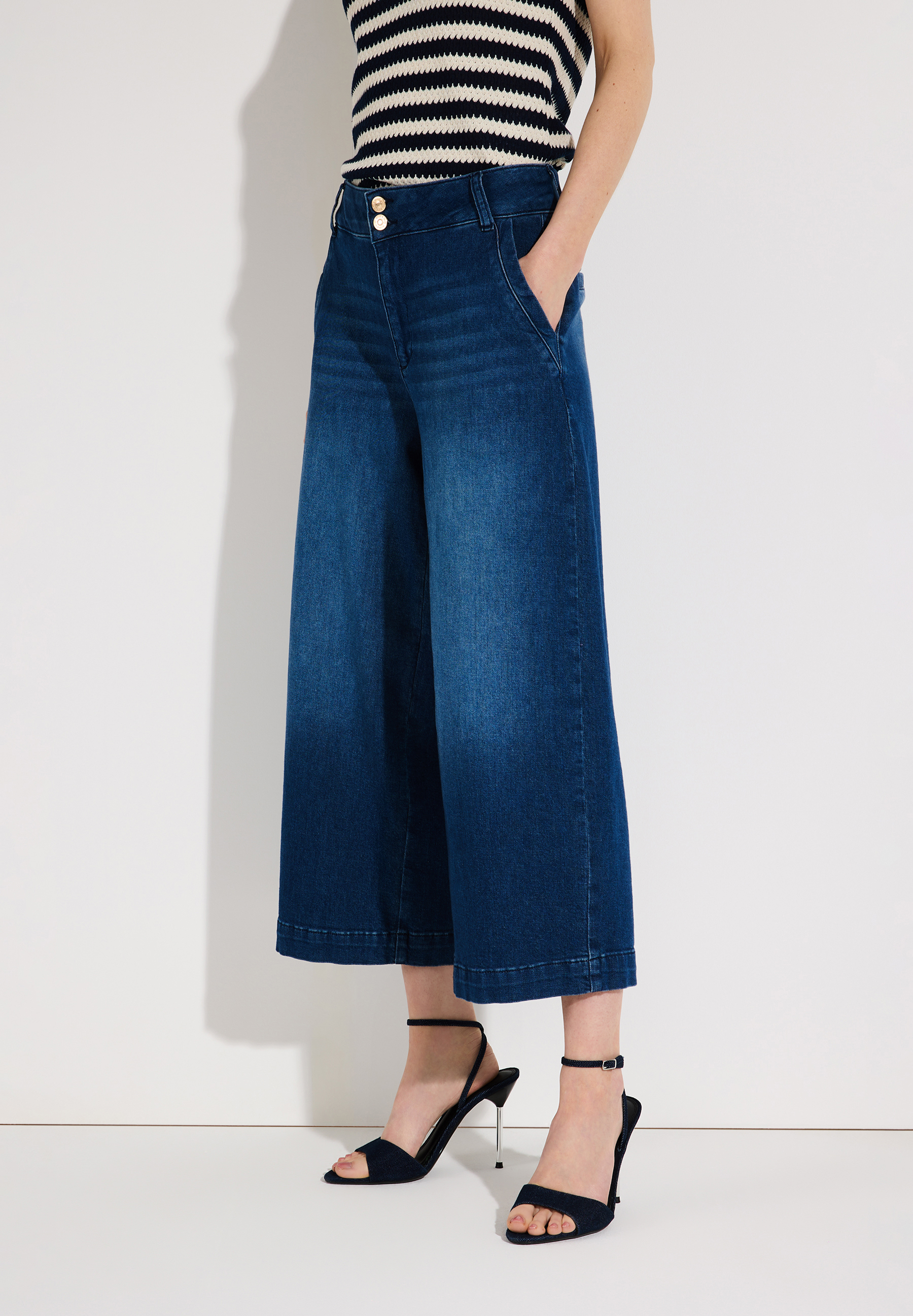 Eine Person trägt MORE & MORE Jeans aus Denim mit Stretch und silberne Schuhe. Eine Person trägt MORE & MORE Jeans aus Denim mit Stretch und silberne Schuhe.