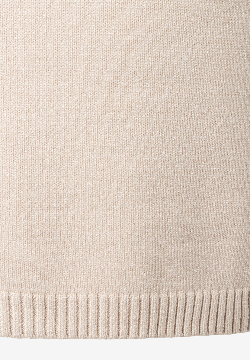 Nahaufnahme eines MORE & MORE Oberteils aus Rippstrick, das angenehm und elastisch ist. Nahaufnahme eines MORE & MORE Oberteils aus Rippstrick, das angenehm und elastisch ist.