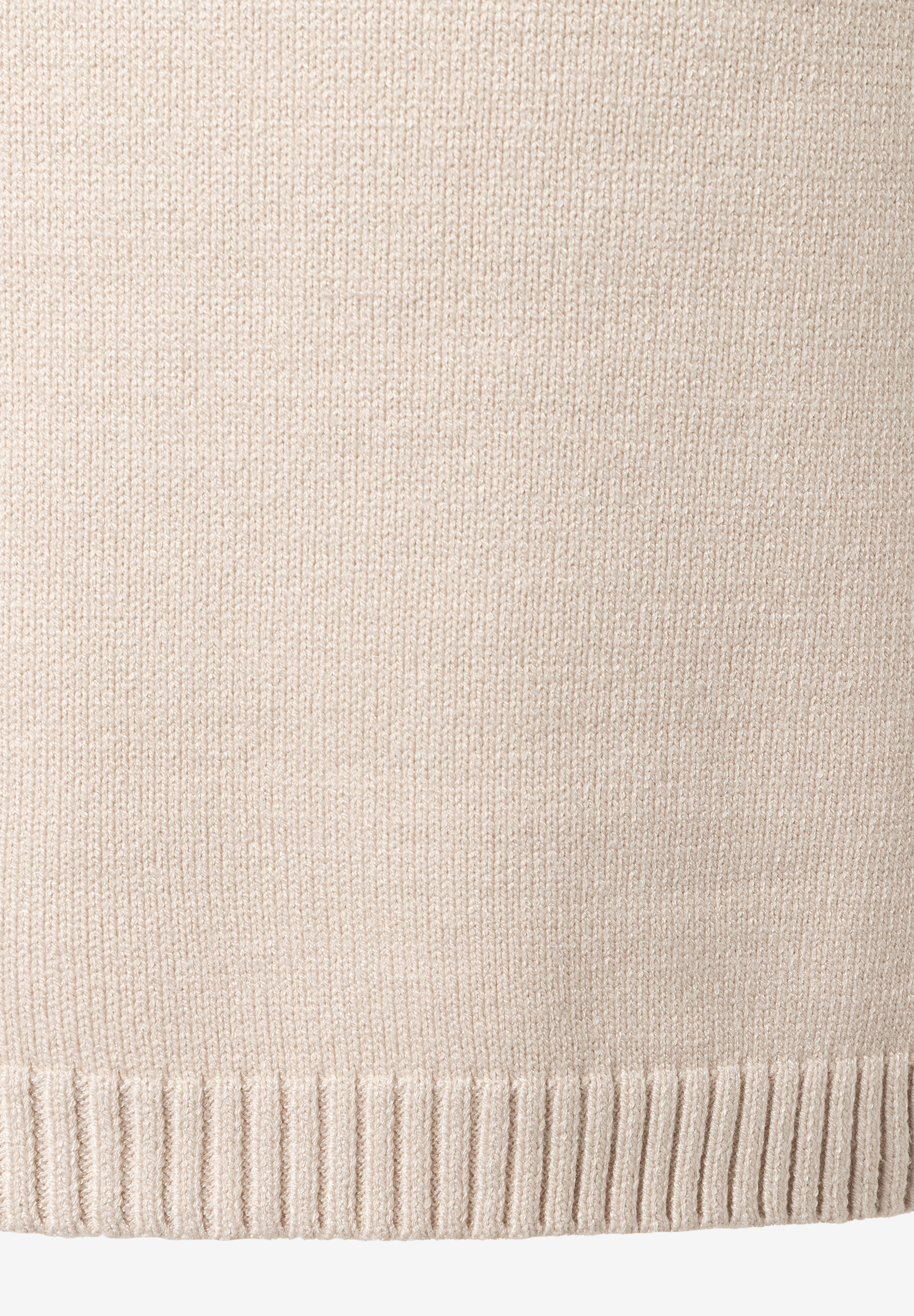 Nahaufnahme eines MORE & MORE Oberteils aus Rippstrick, das angenehm und elastisch ist. Nahaufnahme eines MORE & MORE Oberteils aus Rippstrick, das angenehm und elastisch ist.