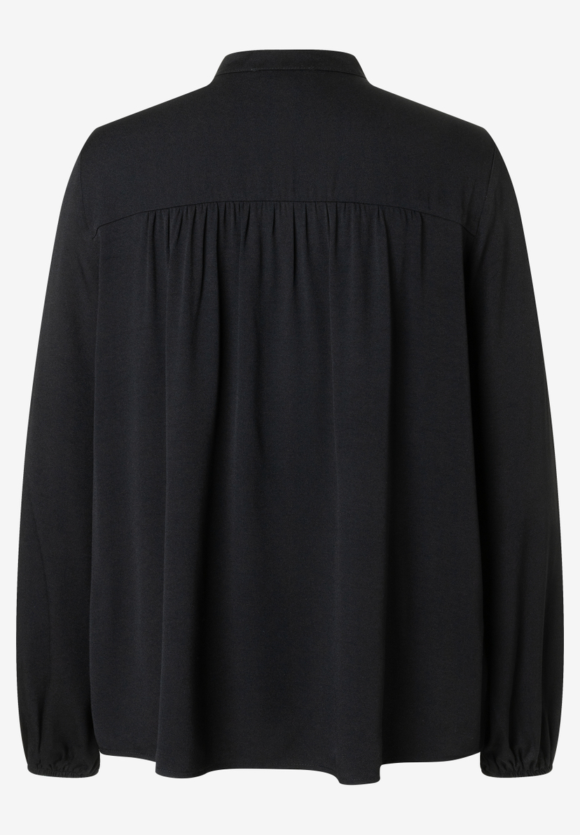 MORE & MORE Damen-Bluse in Schwarz mit Stehkragen und gerafftem Schulterbereich auf einem hellen Hintergrund.