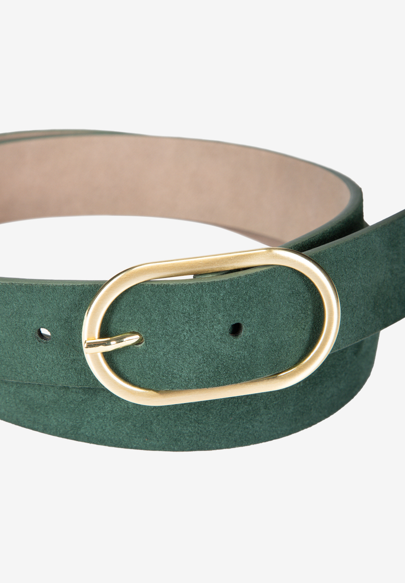 MORE & MORE Accessoire: grüner Wildleder-Gürtel mit goldener ovaler Schnalle, vor hellem Hintergrund.