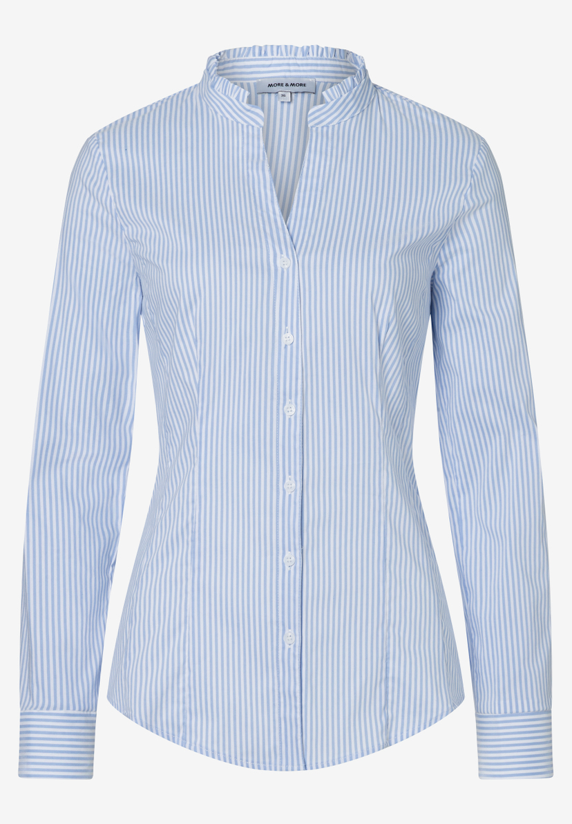Die blau-weiß gestreifte Bluse von MORE & MORE hat lange Ärmel und eine Knopfleiste. Die blau-weiß gestreifte Bluse von MORE & MORE hat lange Ärmel und eine Knopfleiste.