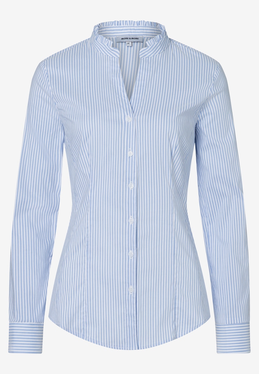 Die blau-weiß gestreifte Bluse von MORE & MORE hat lange Ärmel und eine Knopfleiste. Die blau-weiß gestreifte Bluse von MORE & MORE hat lange Ärmel und eine Knopfleiste.