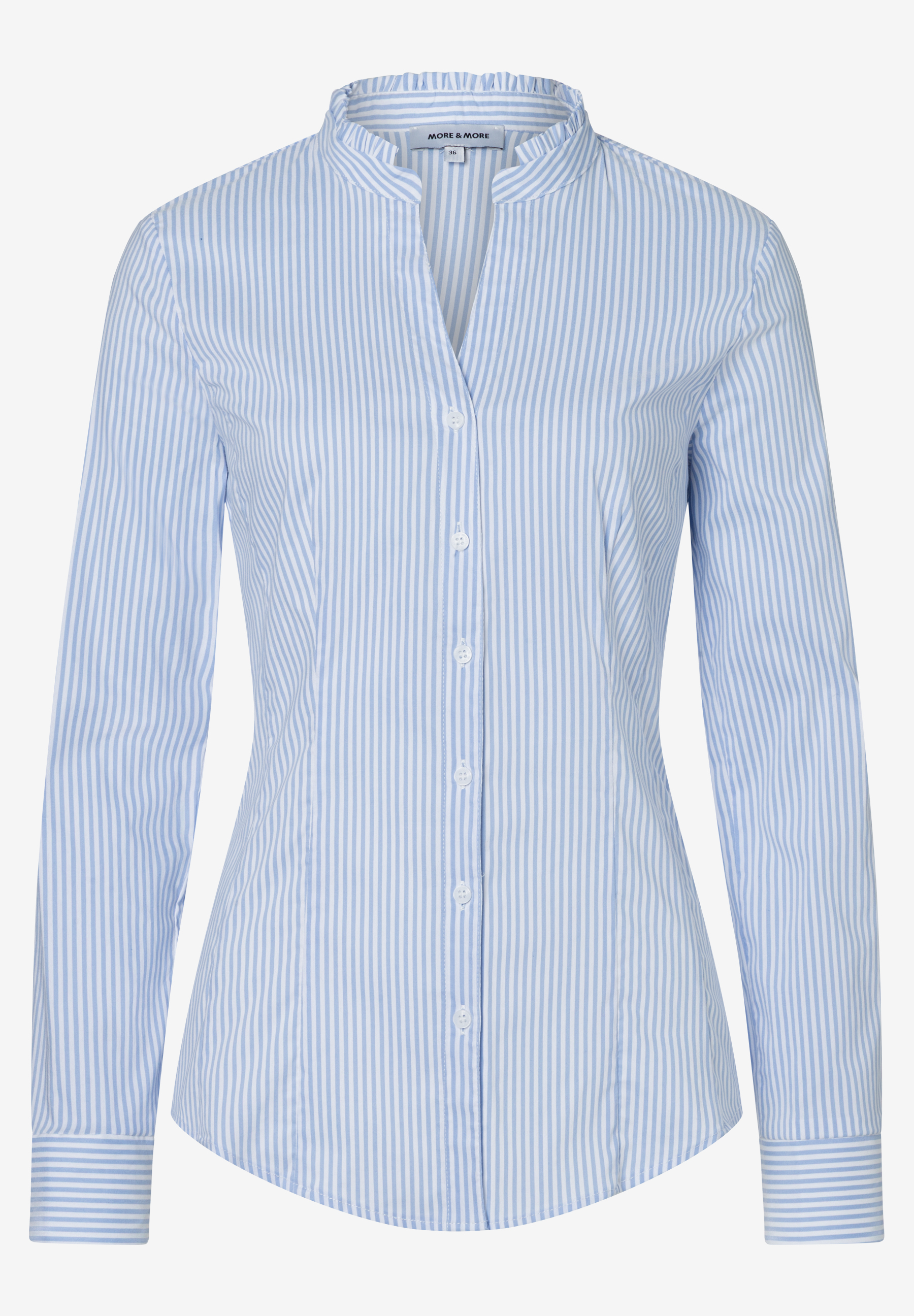 Die blau-weiß gestreifte Bluse von MORE & MORE hat lange Ärmel und eine Knopfleiste. Die blau-weiß gestreifte Bluse von MORE & MORE hat lange Ärmel und eine Knopfleiste.