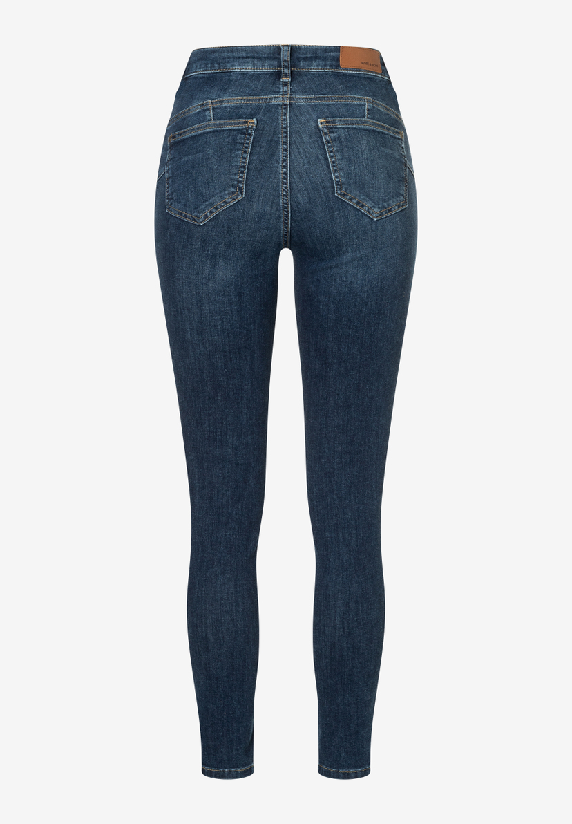 Eine blaue MORE & MORE Jeanshose mit Denim-Material und elastischem, angenehmem Tragekomfort. Eine blaue MORE & MORE Jeanshose mit Denim-Material und elastischem, angenehmem Tragekomfort.